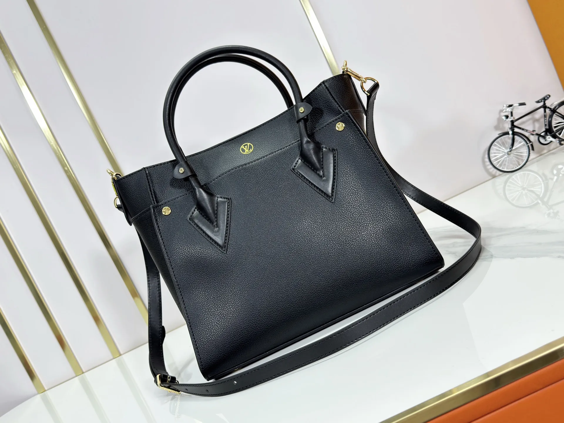 P340 upgraded original M53826 M53825 M53824 M53823On My Side handbag shows the elegant fusion of calfskin and classic Monogram canvas. Contrasting canvas shapes the large outer pocket, creating a trompe l'oeil effect as if two handbags merge into one. Plenty of space can easily accommodate office needs, and the adjustable shoulder strap allows for a cross-body style. Dimensions: 30.5 x 24.5 x 14 cm (Length x Height x Width) - Calfskin and Monogram coated canvas - Cowhide leather trim - Microfiber lining - 2 top handles for hand or elbow carry - Adjustable shoulder strap for shoulder or cross-body wear - Lock closure - 2 outer pockets with magnetic closure - Zip pocket - 1 patch pocket