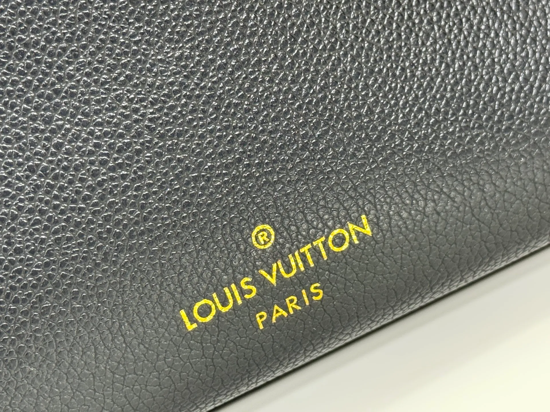 P340 upgraded original M53826 M53825 M53824 M53823On My Side handbag shows the elegant fusion of calfskin and classic Monogram canvas. Contrasting canvas shapes the large outer pocket, creating a trompe l'oeil effect as if two handbags merge into one. Plenty of space can easily accommodate office needs, and the adjustable shoulder strap allows for a cross-body style. Dimensions: 30.5 x 24.5 x 14 cm (Length x Height x Width) - Calfskin and Monogram coated canvas - Cowhide leather trim - Microfiber lining - 2 top handles for hand or elbow carry - Adjustable shoulder strap for shoulder or cross-body wear - Lock closure - 2 outer pockets with magnetic closure - Zip pocket - 1 patch pocket