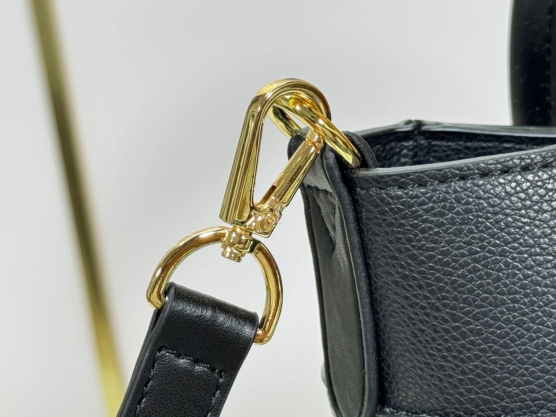 P340 upgraded original M53826 M53825 M53824 M53823On My Side handbag shows the elegant fusion of calfskin and classic Monogram canvas. Contrasting canvas shapes the large outer pocket, creating a trompe l'oeil effect as if two handbags merge into one. Plenty of space can easily accommodate office needs, and the adjustable shoulder strap allows for a cross-body style. Dimensions: 30.5 x 24.5 x 14 cm (Length x Height x Width) - Calfskin and Monogram coated canvas - Cowhide leather trim - Microfiber lining - 2 top handles for hand or elbow carry - Adjustable shoulder strap for shoulder or cross-body wear - Lock closure - 2 outer pockets with magnetic closure - Zip pocket - 1 patch pocket