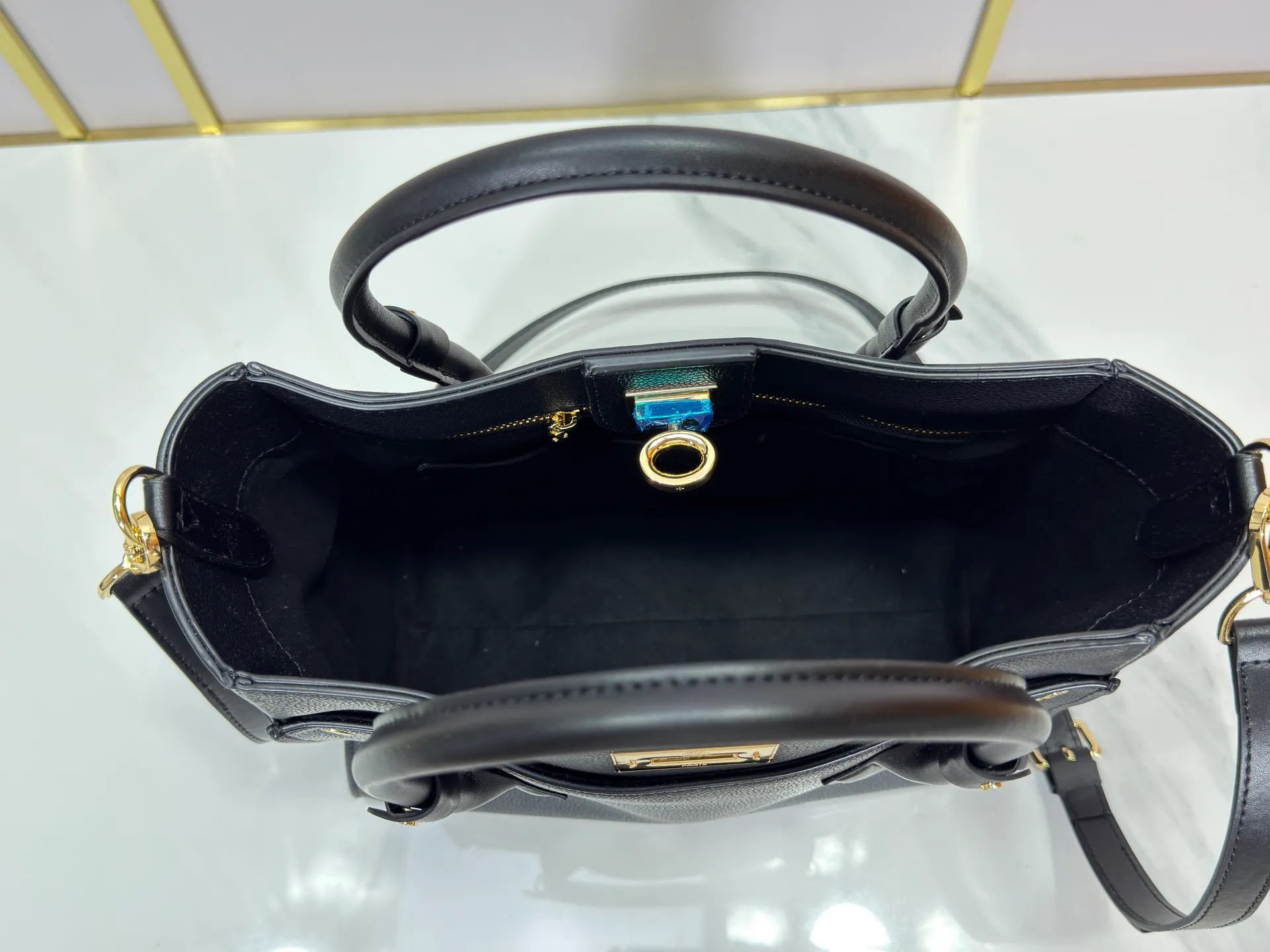 P340 upgraded original M53826 M53825 M53824 M53823On My Side handbag shows the elegant fusion of calfskin and classic Monogram canvas. Contrasting canvas shapes the large outer pocket, creating a trompe l'oeil effect as if two handbags merge into one. Plenty of space can easily accommodate office needs, and the adjustable shoulder strap allows for a cross-body style. Dimensions: 30.5 x 24.5 x 14 cm (Length x Height x Width) - Calfskin and Monogram coated canvas - Cowhide leather trim - Microfiber lining - 2 top handles for hand or elbow carry - Adjustable shoulder strap for shoulder or cross-body wear - Lock closure - 2 outer pockets with magnetic closure - Zip pocket - 1 patch pocket