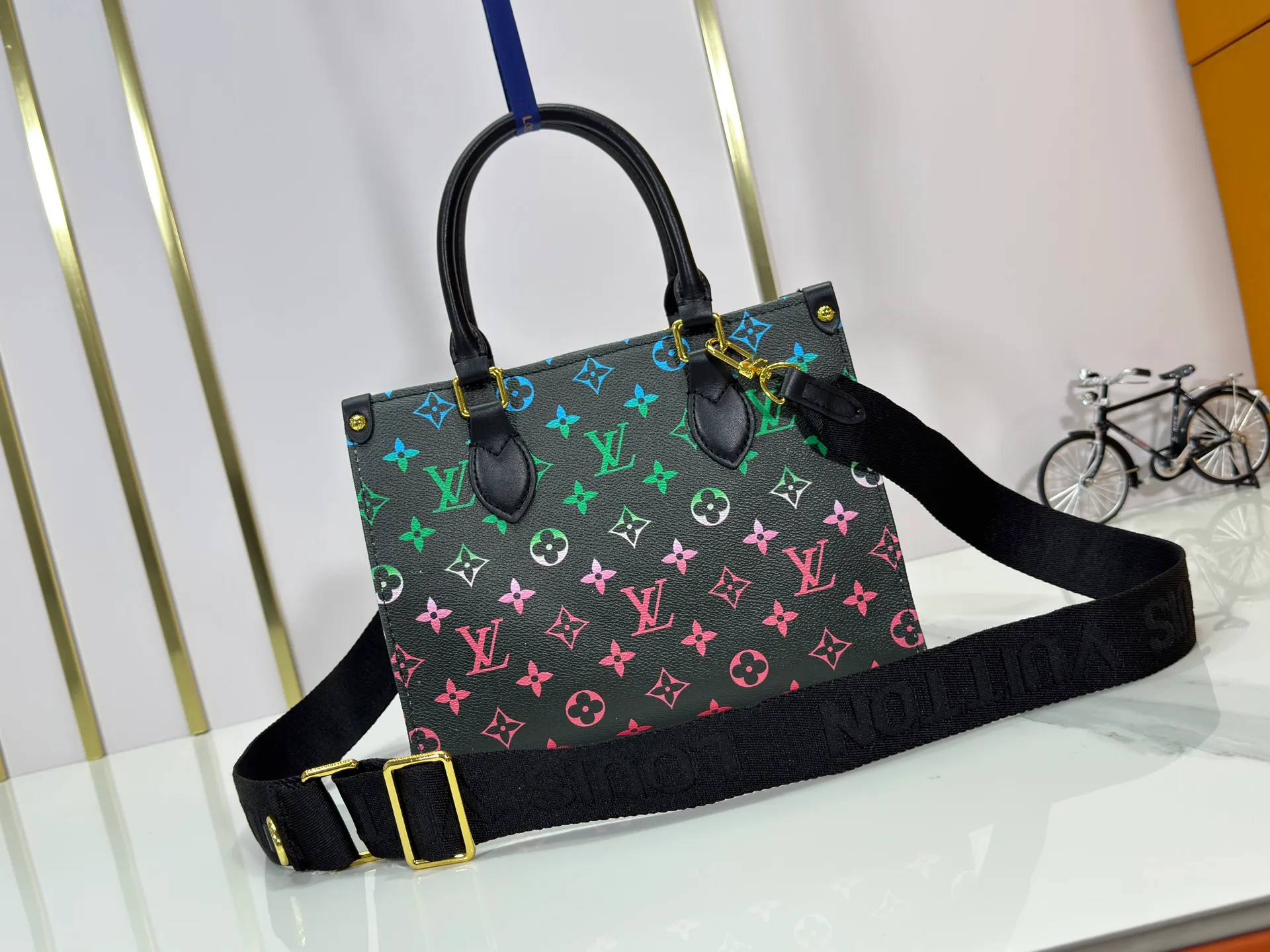 P260 Upgraded original version 🔥New style🔥M45659 M46373 M44571 This OnTheGo small handbag is made of Monogram and Monogram Reverse canvas, with the Monogram Giant pattern embellished on it. The Toron handle and the jacquard textured shoulder strap decorated with the brand's logo create a visual contrast, and the detachable coin bag is suitable for storing change or small items. It combines fashionable charm with various functions, making it a good daily companion. 25.0 x 19.0 x 11.5 cm (length x height x width)