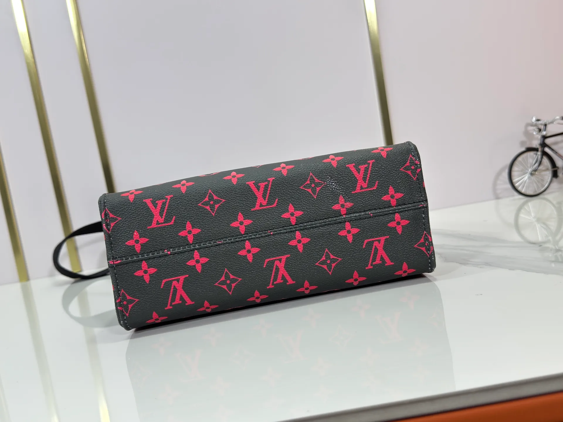 P260 Upgraded original version 🔥New style🔥M45659 M46373 M44571 This OnTheGo small handbag is made of Monogram and Monogram Reverse canvas, with the Monogram Giant pattern embellished on it. The Toron handle and the jacquard textured shoulder strap decorated with the brand's logo create a visual contrast, and the detachable coin bag is suitable for storing change or small items. It combines fashionable charm with various functions, making it a good daily companion. 25.0 x 19.0 x 11.5 cm (length x height x width)