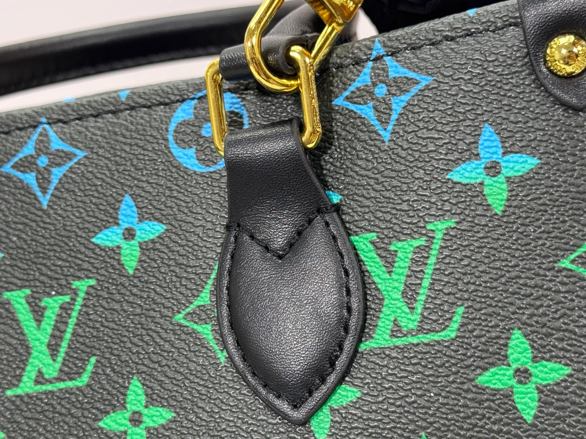 P260 Upgraded original version 🔥New style🔥M45659 M46373 M44571 This OnTheGo small handbag is made of Monogram and Monogram Reverse canvas, with the Monogram Giant pattern embellished on it. The Toron handle and the jacquard textured shoulder strap decorated with the brand's logo create a visual contrast, and the detachable coin bag is suitable for storing change or small items. It combines fashionable charm with various functions, making it a good daily companion. 25.0 x 19.0 x 11.5 cm (length x height x width)