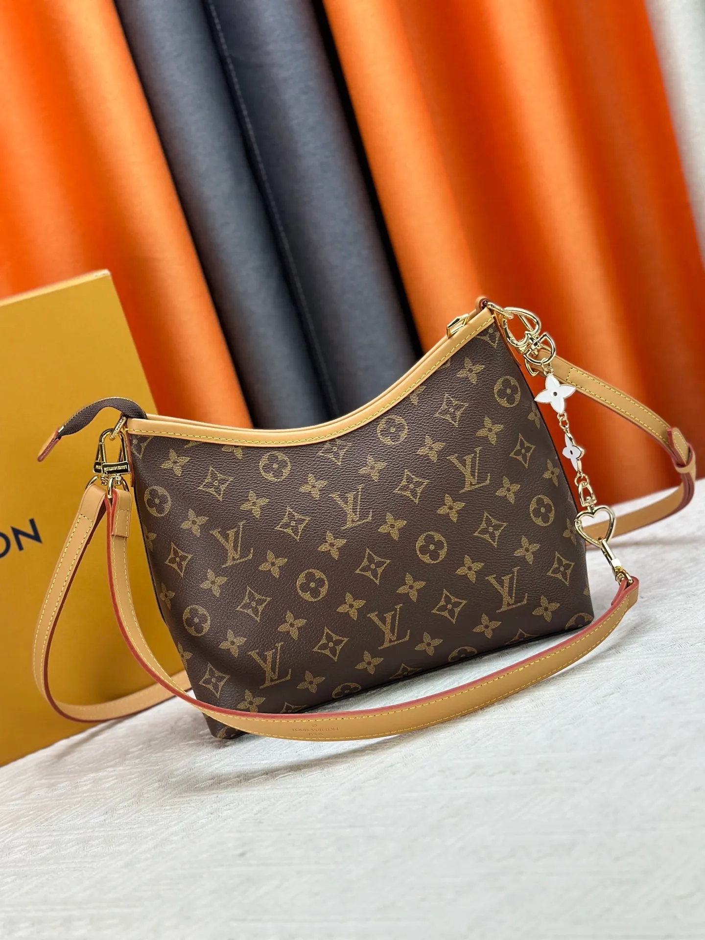 P270 Upgraded original M13689 medium size This Speedy Bandoulière handbag condenses the brand's traditional Speedy crossbody bag, which is Monogram presbyopia with fabric lining and cow leather trim. The detachable and adjustable leather shoulder strap displays the Louis Vuit signature, and the rolled leather handle adds a carrying option. Dimensions: 30x19x10cm (length x height x width)