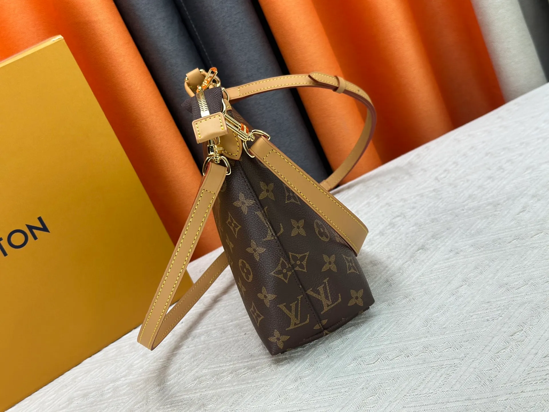 P270 Upgraded original M13689 medium size This Speedy Bandoulière handbag condenses the brand's traditional Speedy crossbody bag, which is Monogram presbyopia with fabric lining and cow leather trim. The detachable and adjustable leather shoulder strap displays the Louis Vuit signature, and the rolled leather handle adds a carrying option. Dimensions: 30x19x10cm (length x height x width)