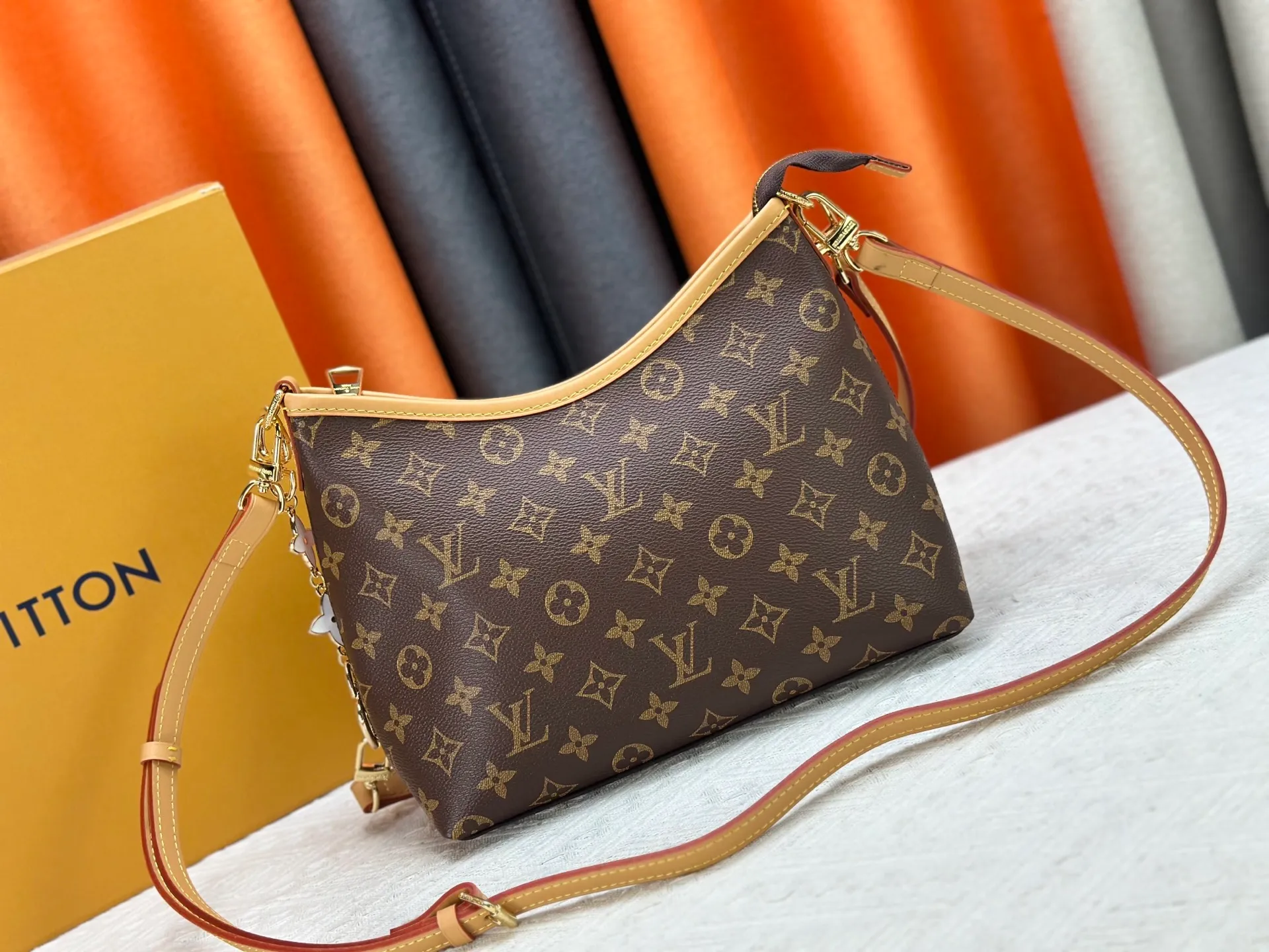 P270 Upgraded original M13689 medium size This Speedy Bandoulière handbag condenses the brand's traditional Speedy crossbody bag, which is Monogram presbyopia with fabric lining and cow leather trim. The detachable and adjustable leather shoulder strap displays the Louis Vuit signature, and the rolled leather handle adds a carrying option. Dimensions: 30x19x10cm (length x height x width)