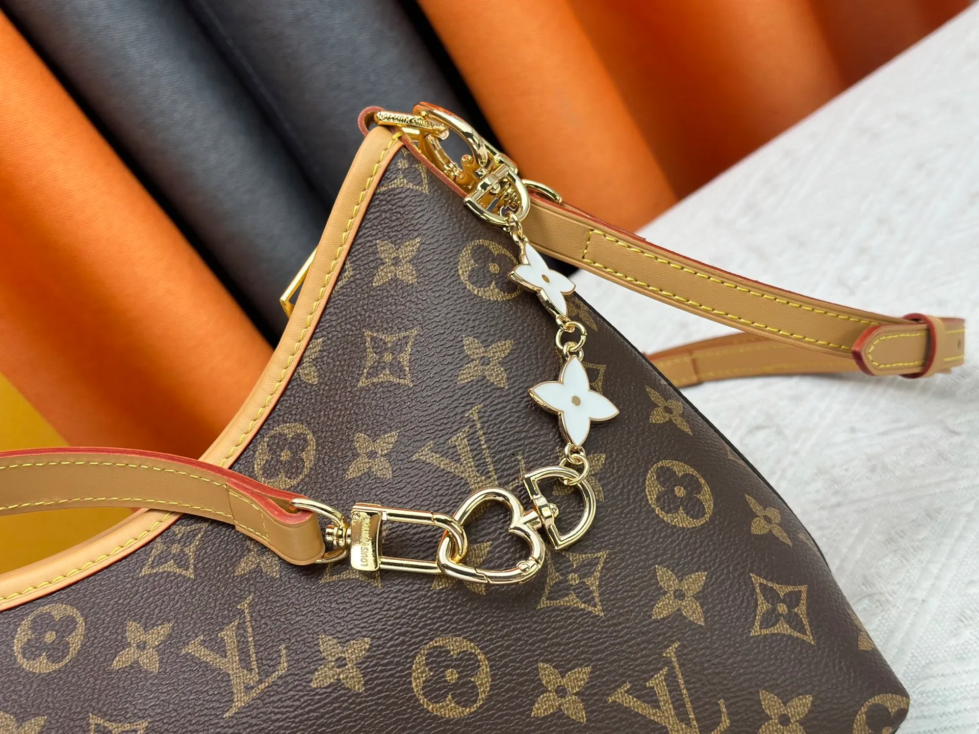 P270 Upgraded original M13689 medium size This Speedy Bandoulière handbag condenses the brand's traditional Speedy crossbody bag, which is Monogram presbyopia with fabric lining and cow leather trim. The detachable and adjustable leather shoulder strap displays the Louis Vuit signature, and the rolled leather handle adds a carrying option. Dimensions: 30x19x10cm (length x height x width)