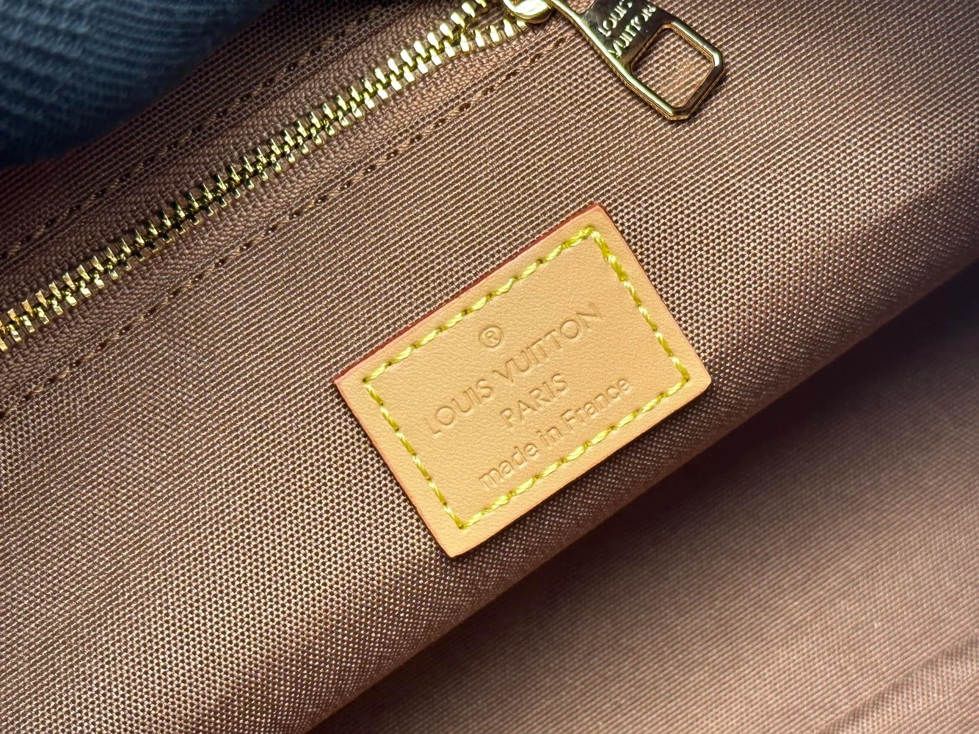 P270 Upgraded original M13689 medium size This Speedy Bandoulière handbag condenses the brand's traditional Speedy crossbody bag, which is Monogram presbyopia with fabric lining and cow leather trim. The detachable and adjustable leather shoulder strap displays the Louis Vuit signature, and the rolled leather handle adds a carrying option. Dimensions: 30x19x10cm (length x height x width)
