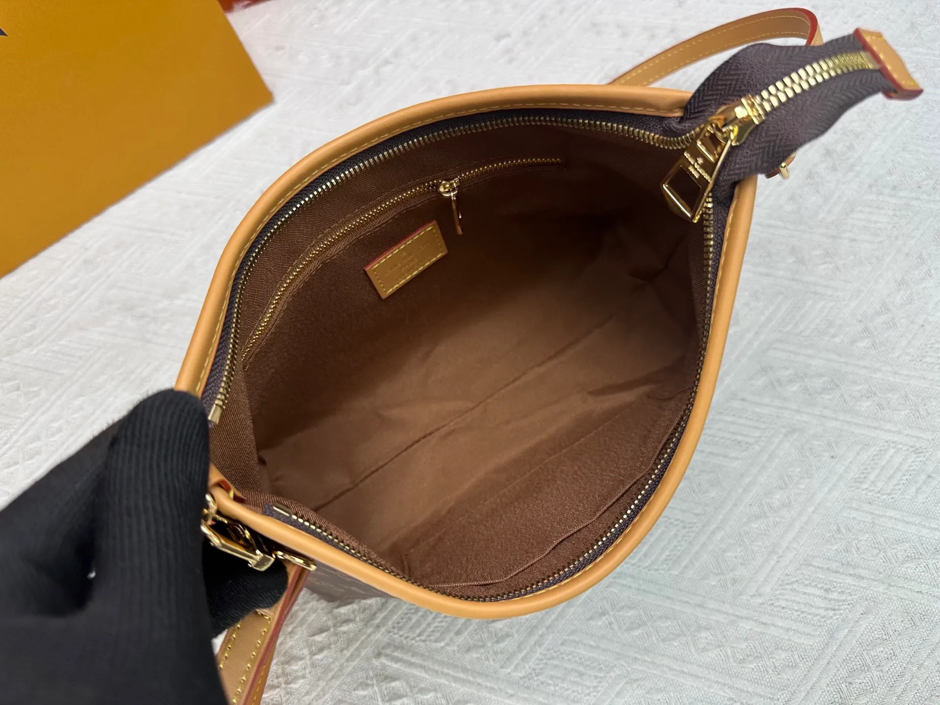 P270 Upgraded original M13689 medium size This Speedy Bandoulière handbag condenses the brand's traditional Speedy crossbody bag, which is Monogram presbyopia with fabric lining and cow leather trim. The detachable and adjustable leather shoulder strap displays the Louis Vuit signature, and the rolled leather handle adds a carrying option. Dimensions: 30x19x10cm (length x height x width)