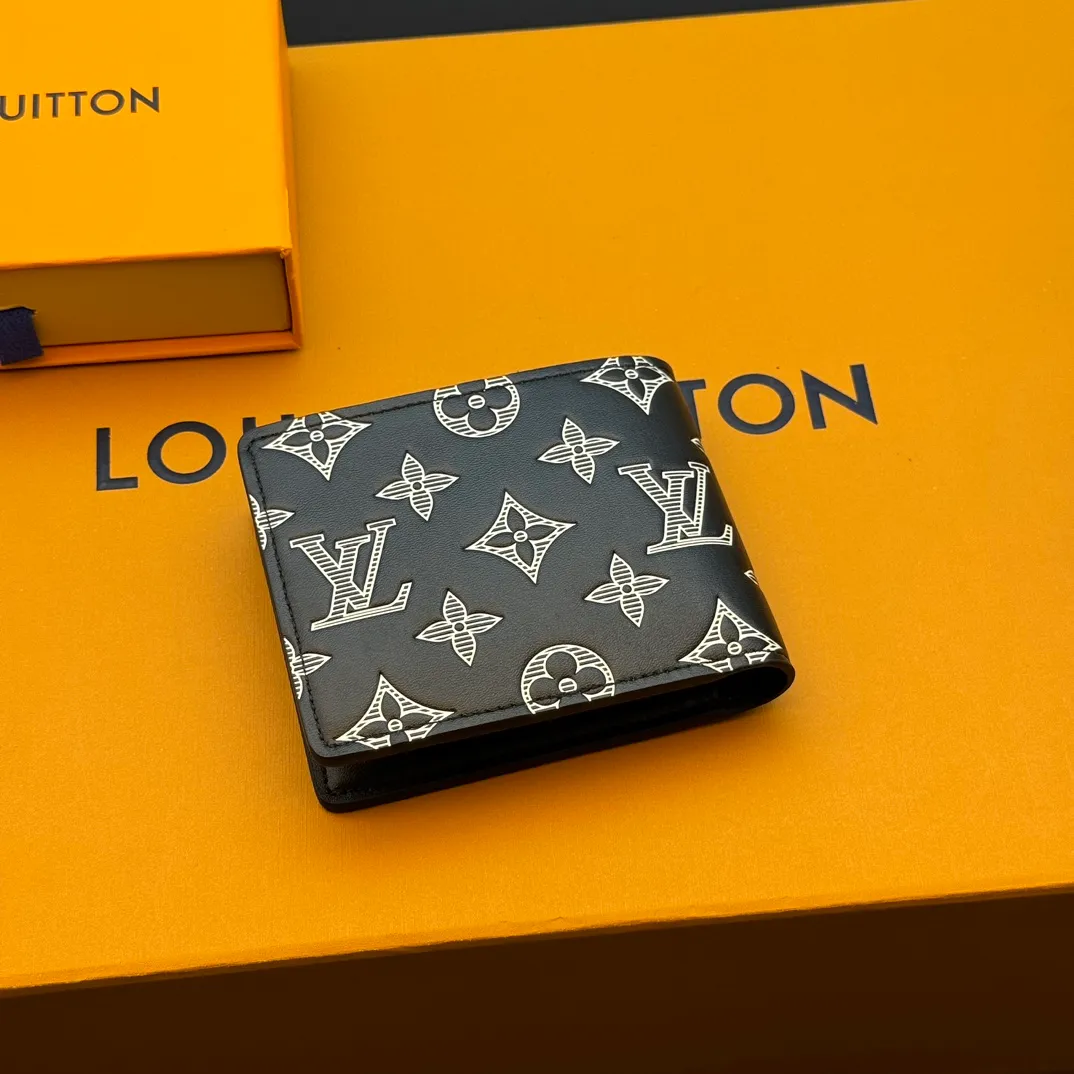 💰130 💎Top original version Upgraded version🇫🇷 Black screen printing MULTIPLE This Louis Vuitton Multiple wallet has a refreshing and simple design. The black Monogram Shadow calfskin fabric is very soft and decorated with the iconic Monogram embossing. Compact in size, it is extremely portable and equipped with multiple credit card slots and compartments for receipts and banknotes, making it extremely practical. Model: M83380 Size: 11.5x9x1.5