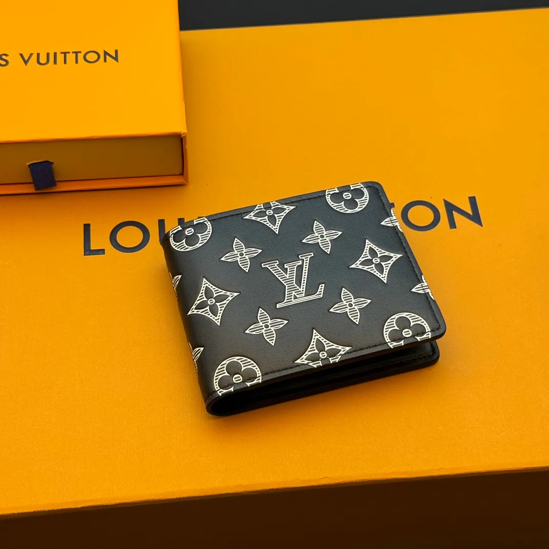 💰130 💎Top original version Upgraded version🇫🇷 Black screen printing MULTIPLE This Louis Vuitton Multiple wallet has a refreshing and simple design. The black Monogram Shadow calfskin fabric is very soft and decorated with the iconic Monogram embossing. Compact in size, it is extremely portable and equipped with multiple credit card slots and compartments for receipts and banknotes, making it extremely practical. Model: M83380 Size: 11.5x9x1.5