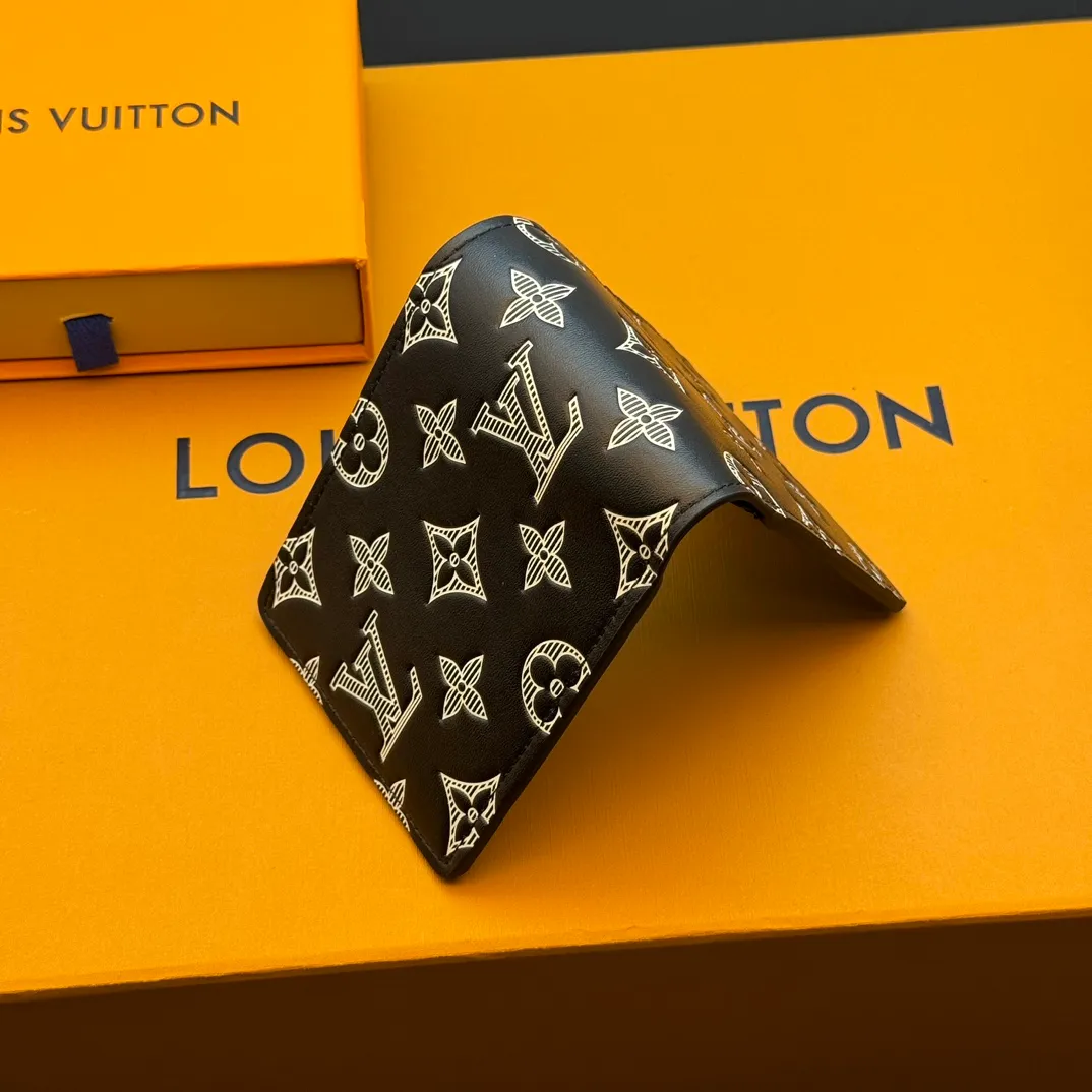 💰130 💎Top original version Upgraded version🇫🇷 Black screen printing MULTIPLE This Louis Vuitton Multiple wallet has a refreshing and simple design. The black Monogram Shadow calfskin fabric is very soft and decorated with the iconic Monogram embossing. Compact in size, it is extremely portable and equipped with multiple credit card slots and compartments for receipts and banknotes, making it extremely practical. Model: M83380 Size: 11.5x9x1.5