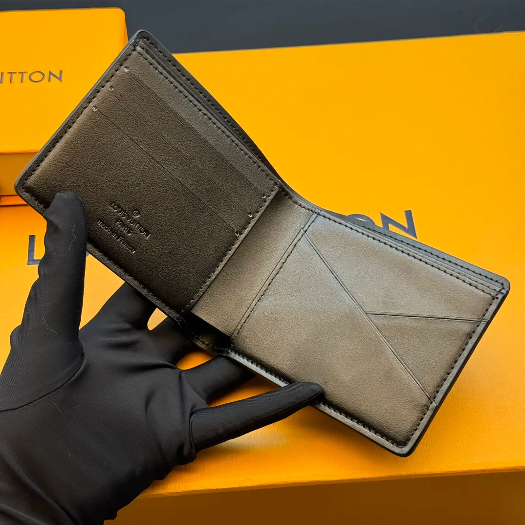 💰130 💎Top original version Upgraded version🇫🇷 Black screen printing MULTIPLE This Louis Vuitton Multiple wallet has a refreshing and simple design. The black Monogram Shadow calfskin fabric is very soft and decorated with the iconic Monogram embossing. Compact in size, it is extremely portable and equipped with multiple credit card slots and compartments for receipts and banknotes, making it extremely practical. Model: M83380 Size: 11.5x9x1.5