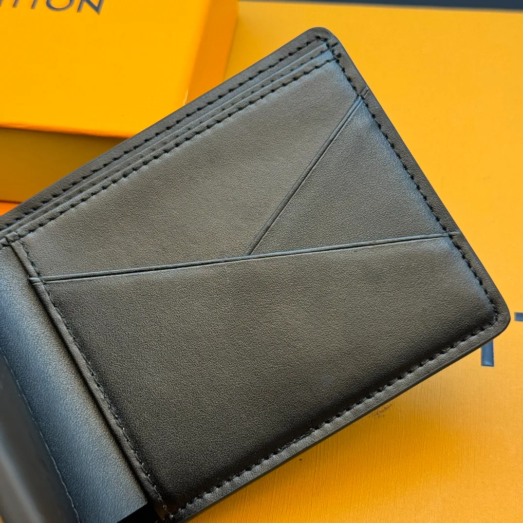 💰130 💎Top original version Upgraded version🇫🇷 Black screen printing MULTIPLE This Louis Vuitton Multiple wallet has a refreshing and simple design. The black Monogram Shadow calfskin fabric is very soft and decorated with the iconic Monogram embossing. Compact in size, it is extremely portable and equipped with multiple credit card slots and compartments for receipts and banknotes, making it extremely practical. Model: M83380 Size: 11.5x9x1.5