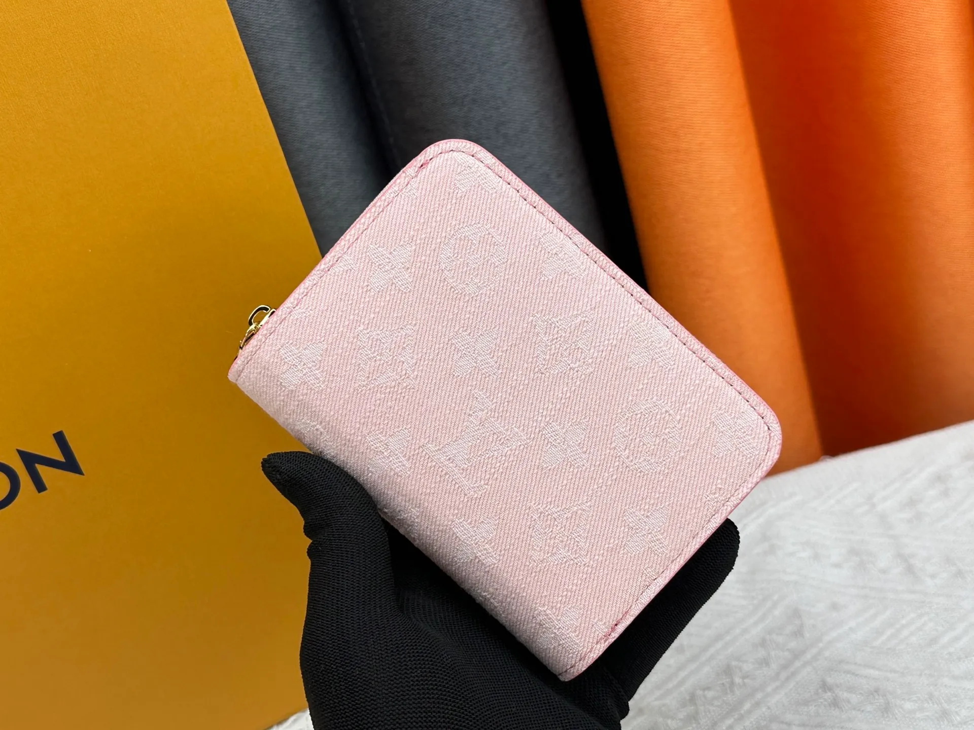 P140, M83689 83160 This Cléa wallet is made of Monogram Empreinte soft grained cowhide, embellished with Louis Vuitton's iconic Monogram embossed pattern. It has a stylish design, is exquisite and compact but spacious. It is equipped with an external patch pocket, zipper coin pocket, banknote compartment and six credit card slots.