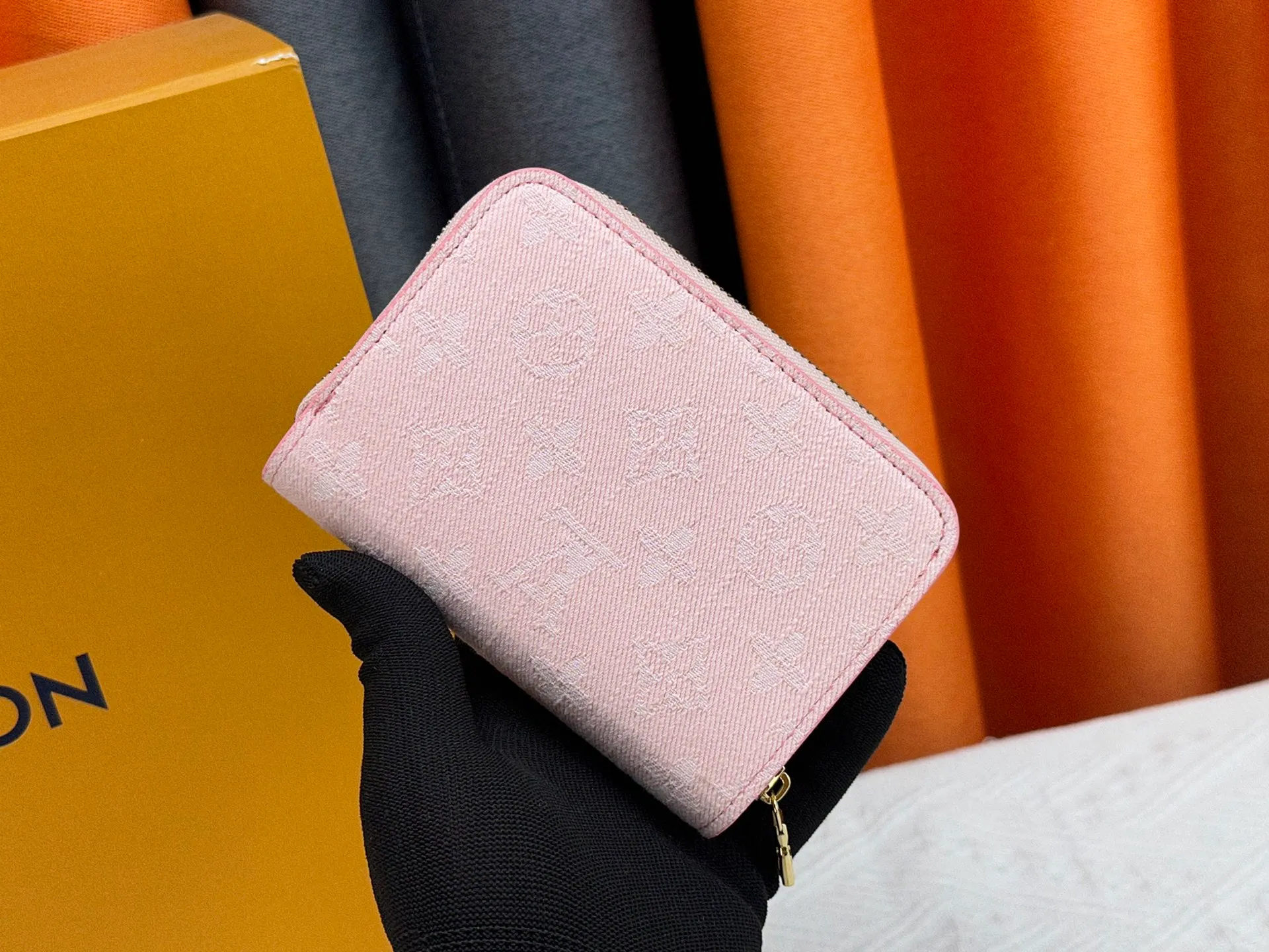 P140, M83689 83160 This Cléa wallet is made of Monogram Empreinte soft grained cowhide, embellished with Louis Vuitton's iconic Monogram embossed pattern. It has a stylish design, is exquisite and compact but spacious. It is equipped with an external patch pocket, zipper coin pocket, banknote compartment and six credit card slots.
