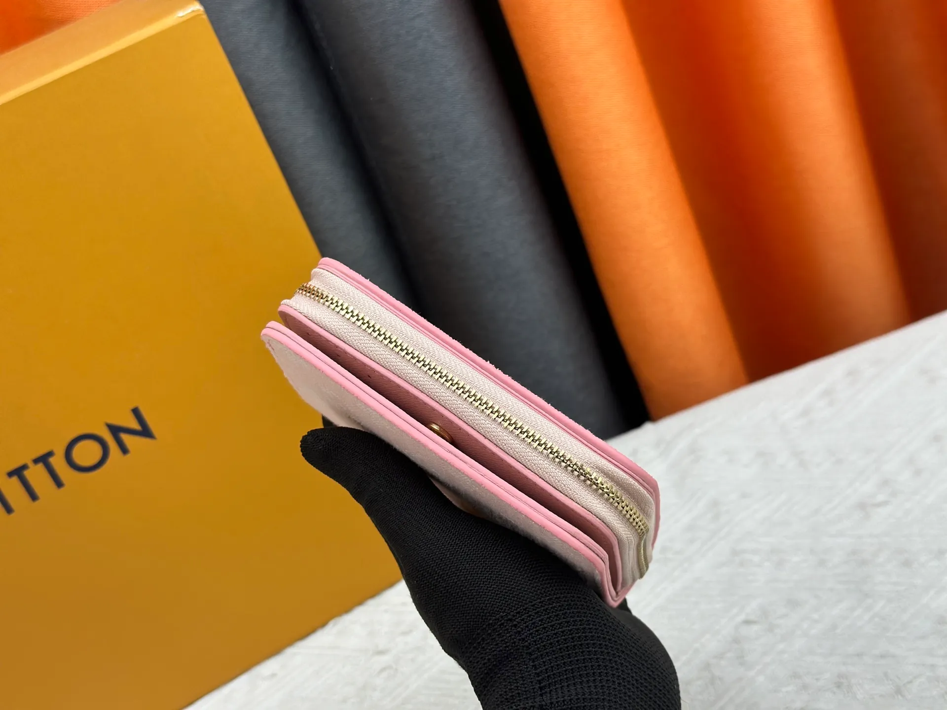 P140, M83689 83160 This Cléa wallet is made of Monogram Empreinte soft grained cowhide, embellished with Louis Vuitton's iconic Monogram embossed pattern. It has a stylish design, is exquisite and compact but spacious. It is equipped with an external patch pocket, zipper coin pocket, banknote compartment and six credit card slots.