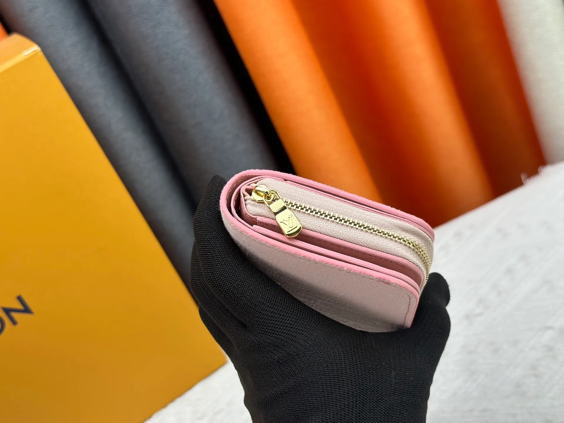P140, M83689 83160 This Cléa wallet is made of Monogram Empreinte soft grained cowhide, embellished with Louis Vuitton's iconic Monogram embossed pattern. It has a stylish design, is exquisite and compact but spacious. It is equipped with an external patch pocket, zipper coin pocket, banknote compartment and six credit card slots.