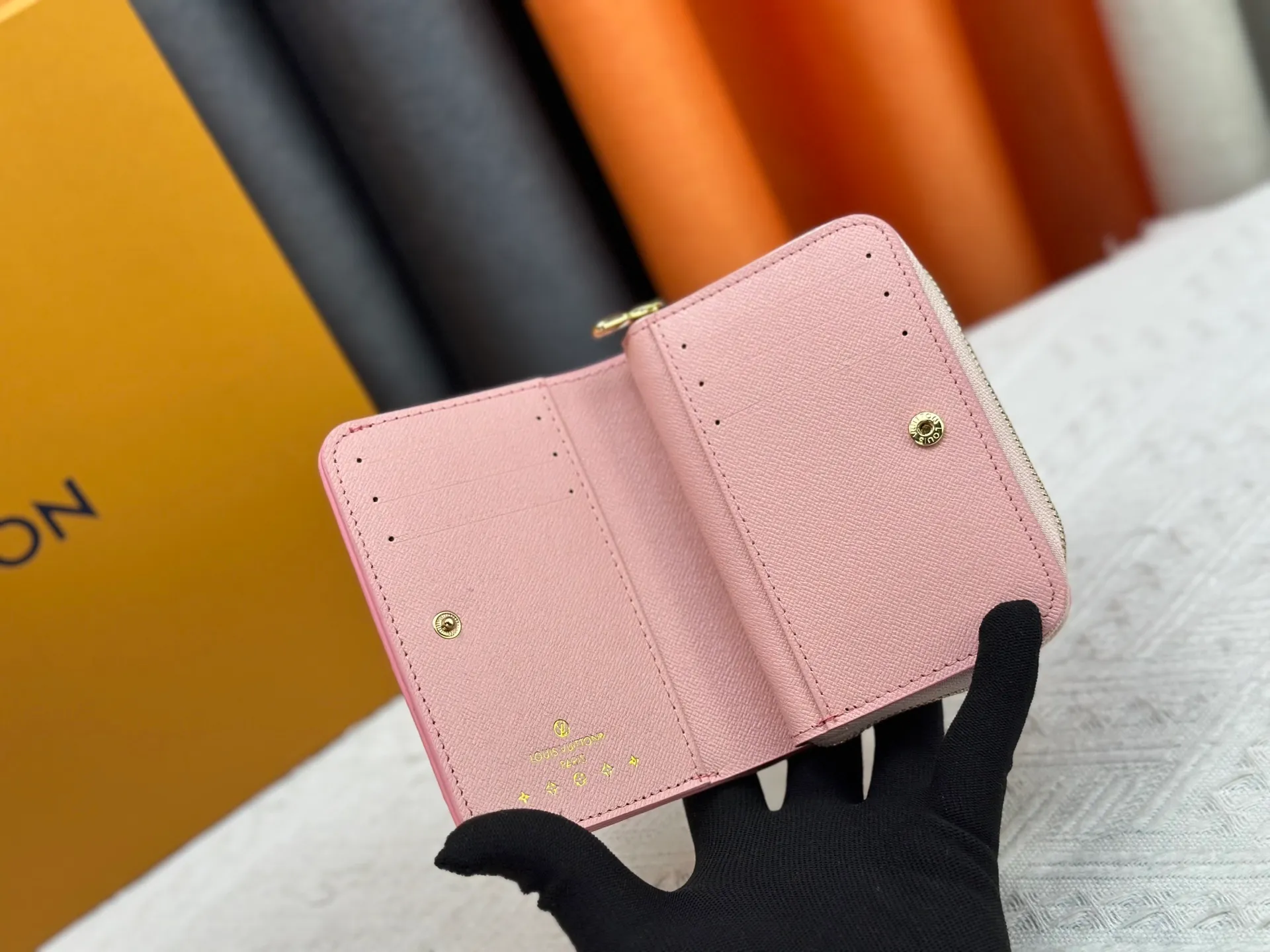 P140, M83689 83160 This Cléa wallet is made of Monogram Empreinte soft grained cowhide, embellished with Louis Vuitton's iconic Monogram embossed pattern. It has a stylish design, is exquisite and compact but spacious. It is equipped with an external patch pocket, zipper coin pocket, banknote compartment and six credit card slots.