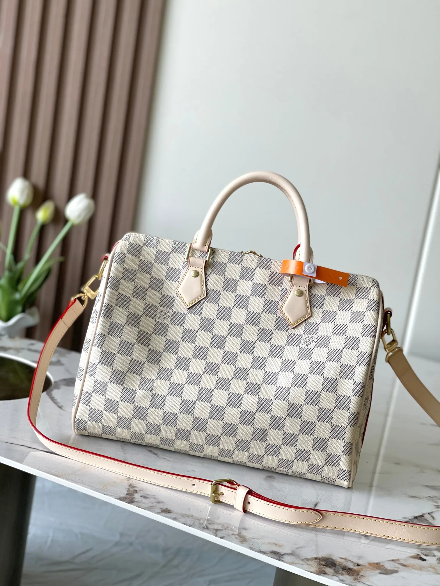 💰800 Every feature of the top original model 41112 white plaid Speedy 30 handbag can be called a classic: unique shape, leather handle, Damier Azur canvas. No wonder it has become the most popular bag in the world. Originally designed in 1930 for travelers (the name pays homage to the high-speed traffic of the time) with a cross-body strap, the Speedy 30 has become the perfect urban bag - soft, lightweight and classic. Size 30×21×17cm