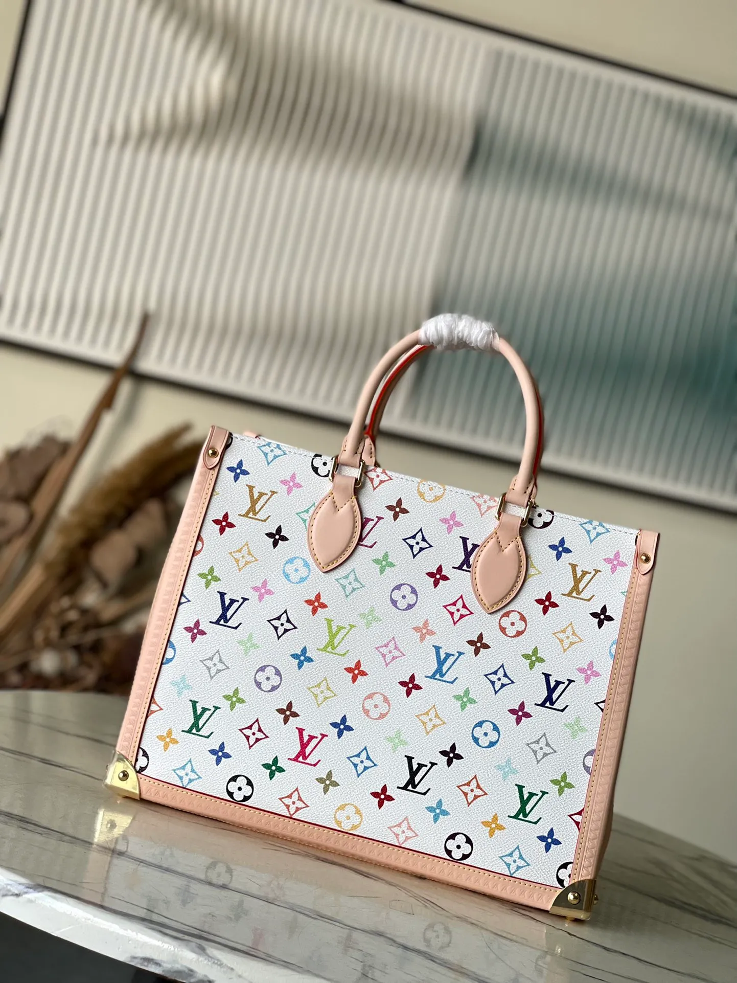 💰1280 Top Original Order M13079 Louis Vuitton The colorful Monogram canvas body, cow leather trim and LVxTM key bag reflect the sophisticated style. The bright corners recall the design of Louis Vuitton's traditional luggage. The shoulder strap and top handle allow for multiple carrying methods. Dimensions: 35 × 27 × 14 cm