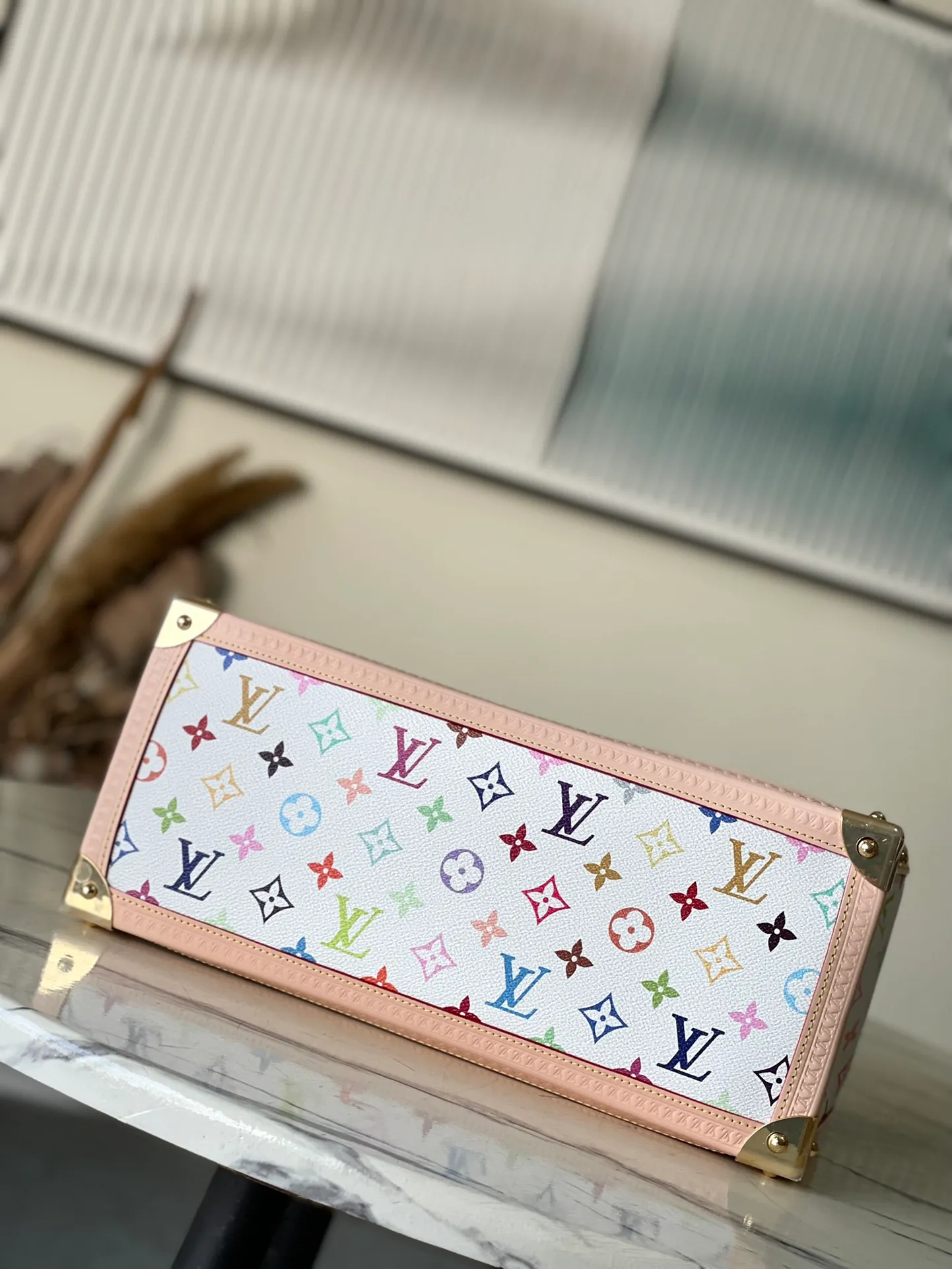 💰1280 Top Original Order M13079 Louis Vuitton The colorful Monogram canvas body, cow leather trim and LVxTM key bag reflect the sophisticated style. The bright corners recall the design of Louis Vuitton's traditional luggage. The shoulder strap and top handle allow for multiple carrying methods. Dimensions: 35 × 27 × 14 cm