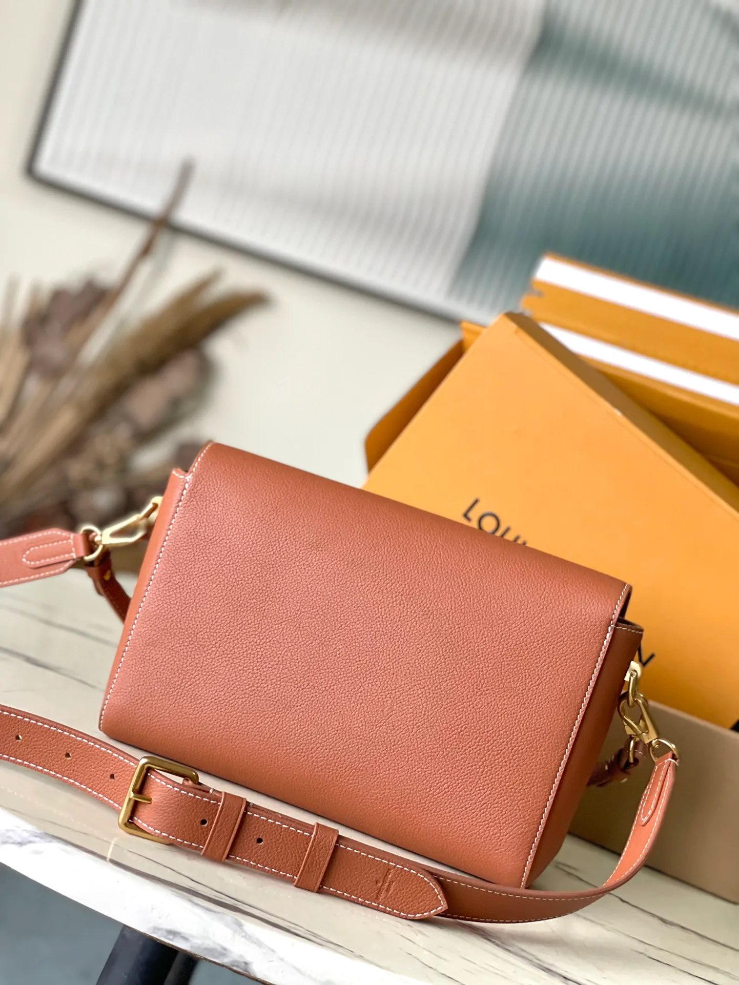 💰1280 (top layer leather) top quality original M24640 caramel color. This SoftTwist handbag is made of soft cow leather and reinterprets the iconic Twist handbag in a generous size. The aged metal parts shine with a sleep-ready style, and the fitted design and multiple carrying methods enable a comfortable travel experience. Dimensions: 27 × 19 × 9 cm