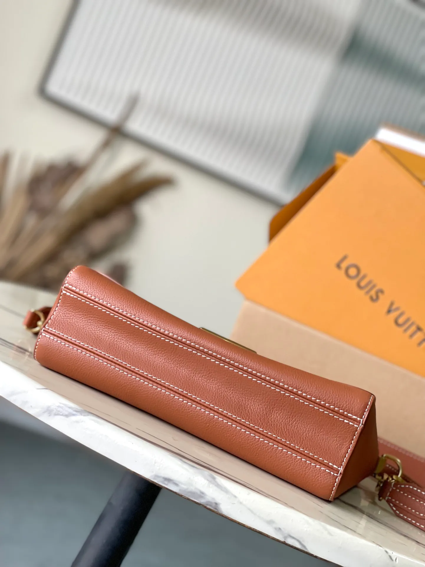 💰1280 (top layer leather) top quality original M24640 caramel color. This SoftTwist handbag is made of soft cow leather and reinterprets the iconic Twist handbag in a generous size. The aged metal parts shine with a sleep-ready style, and the fitted design and multiple carrying methods enable a comfortable travel experience. Dimensions: 27 × 19 × 9 cm