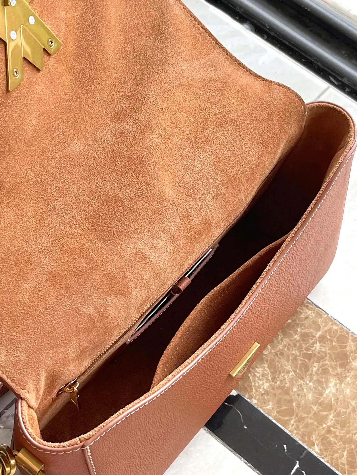 💰1280 (top layer leather) top quality original M24640 caramel color. This SoftTwist handbag is made of soft cow leather and reinterprets the iconic Twist handbag in a generous size. The aged metal parts shine with a sleep-ready style, and the fitted design and multiple carrying methods enable a comfortable travel experience. Dimensions: 27 × 19 × 9 cm