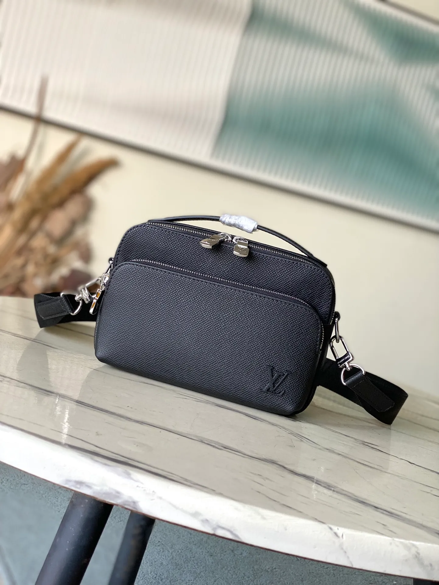 💰900 (top layer leather) top original order M11657 black cross pattern Taiga leather's compact Avenue Messenger brings attitude to business bags. Its sleek design and details like the top handle and palladium-toned hardware, as well as the webbing shoulder strap, give it a modern feel. The zipped main compartment, front pocket and inner flat pocket make it practical. Dimensions: 22.5 x 15.5 x 7.5 cm