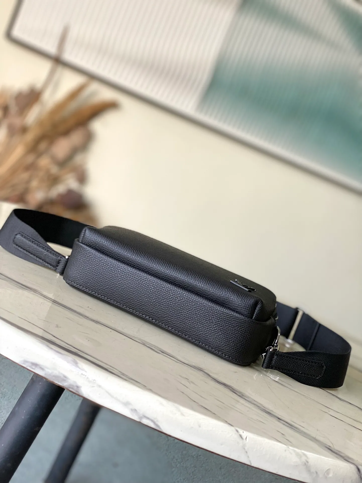 💰900 (top layer leather) top original order M11657 black cross pattern Taiga leather's compact Avenue Messenger brings attitude to business bags. Its sleek design and details like the top handle and palladium-toned hardware, as well as the webbing shoulder strap, give it a modern feel. The zipped main compartment, front pocket and inner flat pocket make it practical. Dimensions: 22.5 x 15.5 x 7.5 cm