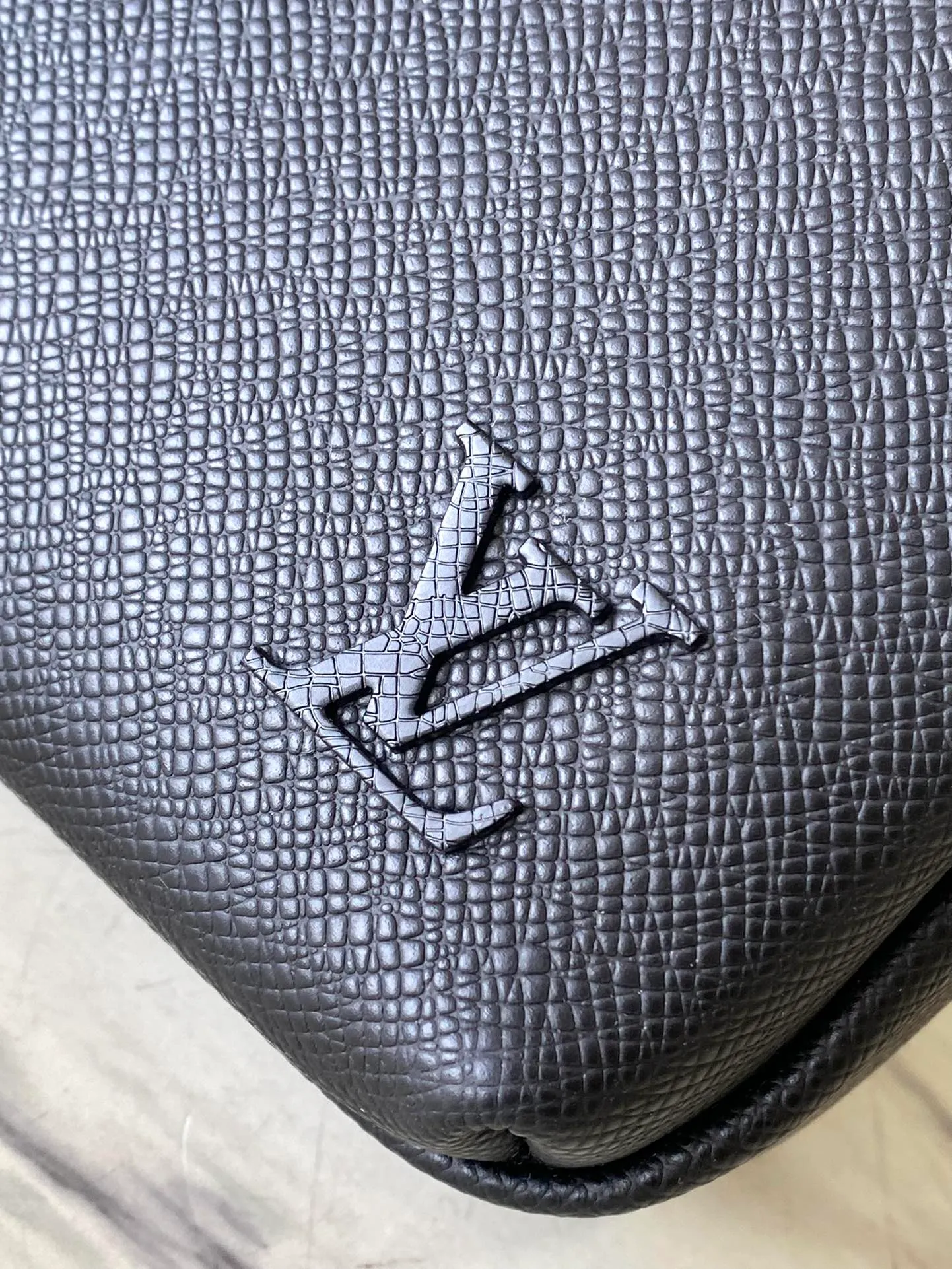 💰900 (top layer leather) top original order M11657 black cross pattern Taiga leather's compact Avenue Messenger brings attitude to business bags. Its sleek design and details like the top handle and palladium-toned hardware, as well as the webbing shoulder strap, give it a modern feel. The zipped main compartment, front pocket and inner flat pocket make it practical. Dimensions: 22.5 x 15.5 x 7.5 cm