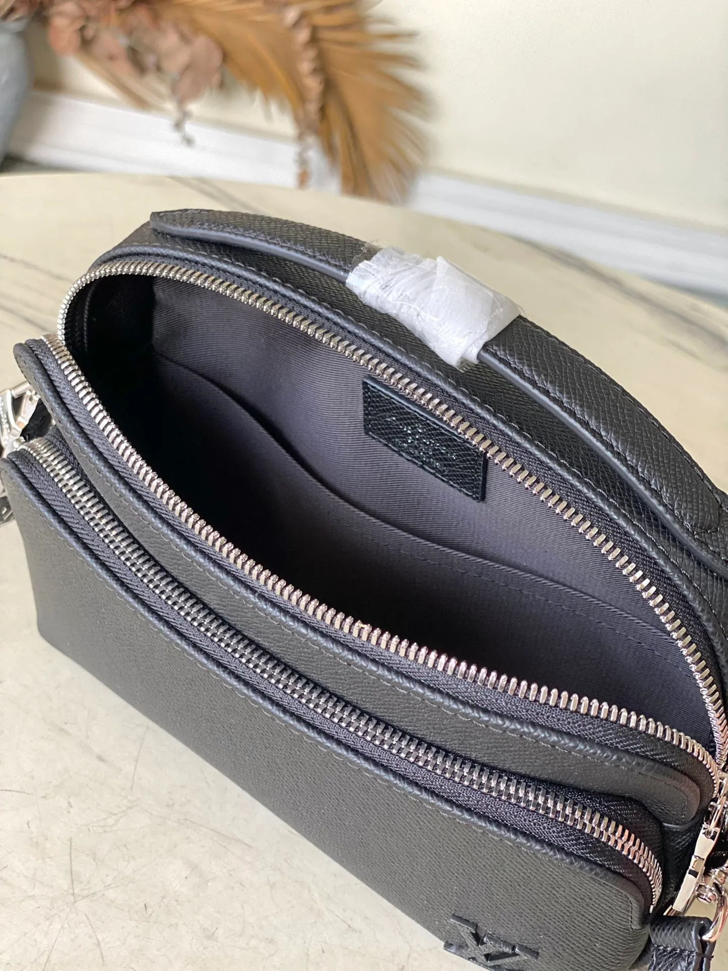 💰900 (top layer leather) top original order M11657 black cross pattern Taiga leather's compact Avenue Messenger brings attitude to business bags. Its sleek design and details like the top handle and palladium-toned hardware, as well as the webbing shoulder strap, give it a modern feel. The zipped main compartment, front pocket and inner flat pocket make it practical. Dimensions: 22.5 x 15.5 x 7.5 cm