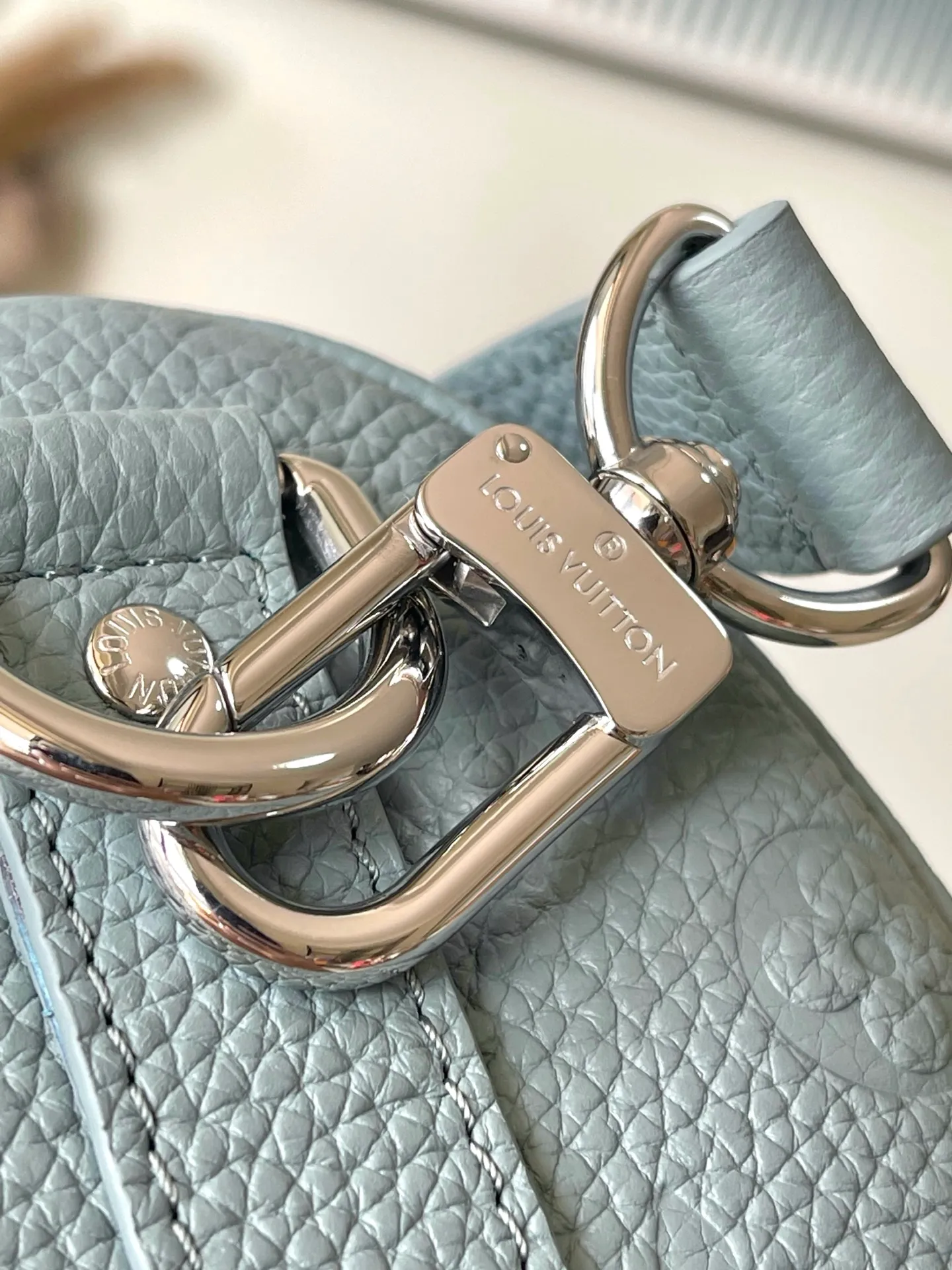 💰960 (top-grain leather) top original order M13866 This Keepall Bandouliere 25 handbag is made of Taurillon cow leather with Monogram pattern embossed, and the sophisticated color matching and old metal parts complement each other. The detachable and adjustable shoulder strap is embossed with the Louis Vuitton logo, providing a comfortable shoulder carry experience. A cotton lining completes the look. Dimensions: 25 × 15 × 11 cm