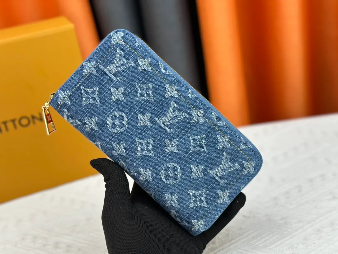 💰140 💎Top Original 🇫🇷 Blue Denim Single Zipper Wallet Series Zippy Zipper Wallet This zipper wallet is reinterpreted in Monogram jacquard denim, using weaving technology to reinterpret Louis Vuitton's iconic Monogram pattern, and create a stonewashed effect. Trimmed in cowhide, this classic wallet features a secure full zipper, three large internal compartments, multiple pockets and 12 credit card slots. Model: M82958 Size: 19.5*10.5*2.5cm.