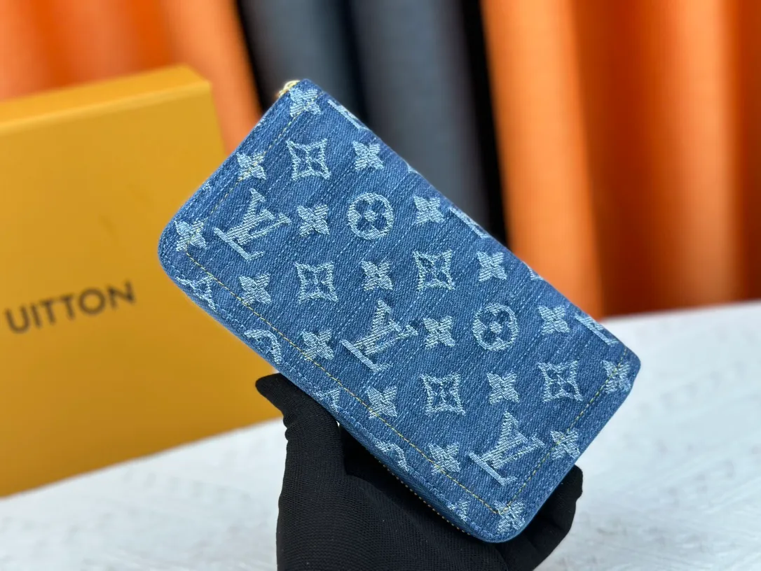 💰140 💎Top Original 🇫🇷 Blue Denim Single Zipper Wallet Series Zippy Zipper Wallet This zipper wallet is reinterpreted in Monogram jacquard denim, using weaving technology to reinterpret Louis Vuitton's iconic Monogram pattern, and create a stonewashed effect. Trimmed in cowhide, this classic wallet features a secure full zipper, three large internal compartments, multiple pockets and 12 credit card slots. Model: M82958 Size: 19.5*10.5*2.5cm.