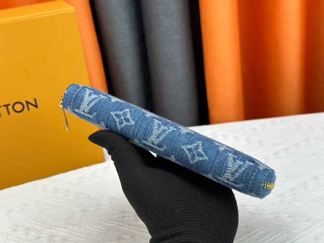 💰140 💎Top Original 🇫🇷 Blue Denim Single Zipper Wallet Series Zippy Zipper Wallet This zipper wallet is reinterpreted in Monogram jacquard denim, using weaving technology to reinterpret Louis Vuitton's iconic Monogram pattern, and create a stonewashed effect. Trimmed in cowhide, this classic wallet features a secure full zipper, three large internal compartments, multiple pockets and 12 credit card slots. Model: M82958 Size: 19.5*10.5*2.5cm.