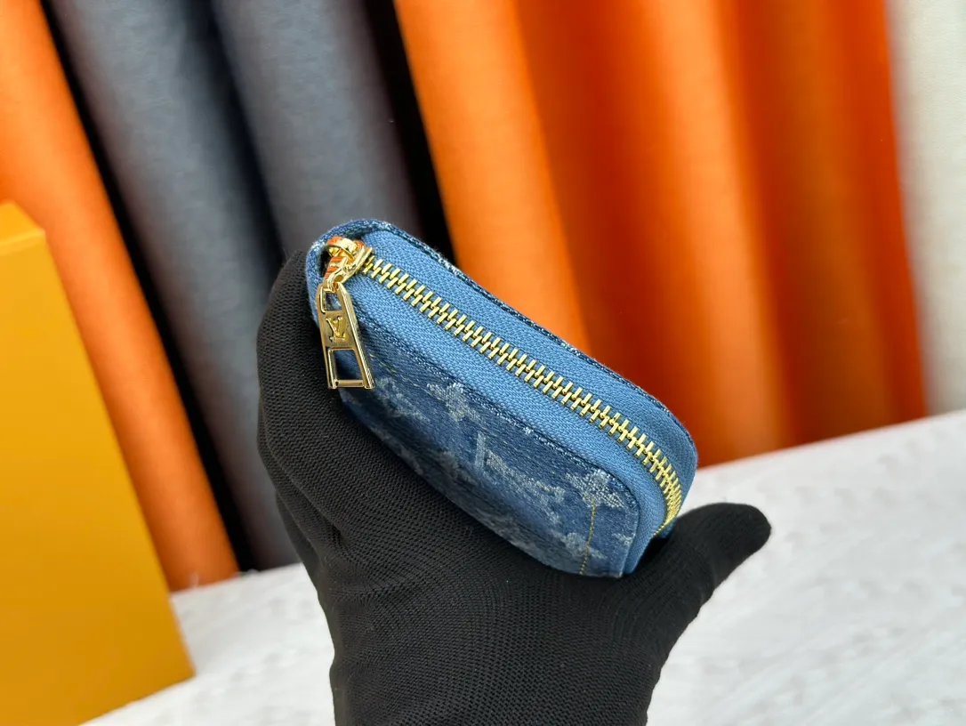 💰140 💎Top Original 🇫🇷 Blue Denim Single Zipper Wallet Series Zippy Zipper Wallet This zipper wallet is reinterpreted in Monogram jacquard denim, using weaving technology to reinterpret Louis Vuitton's iconic Monogram pattern, and create a stonewashed effect. Trimmed in cowhide, this classic wallet features a secure full zipper, three large internal compartments, multiple pockets and 12 credit card slots. Model: M82958 Size: 19.5*10.5*2.5cm.
