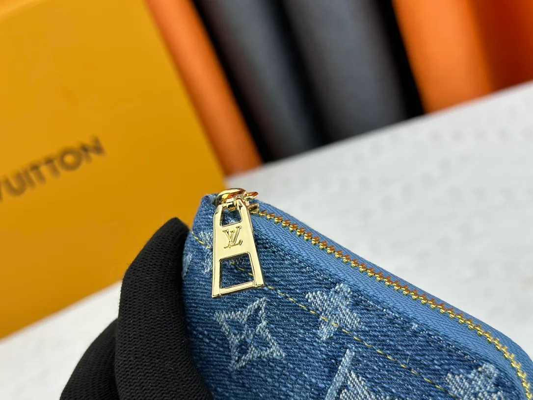 💰140 💎Top Original 🇫🇷 Blue Denim Single Zipper Wallet Series Zippy Zipper Wallet This zipper wallet is reinterpreted in Monogram jacquard denim, using weaving technology to reinterpret Louis Vuitton's iconic Monogram pattern, and create a stonewashed effect. Trimmed in cowhide, this classic wallet features a secure full zipper, three large internal compartments, multiple pockets and 12 credit card slots. Model: M82958 Size: 19.5*10.5*2.5cm.