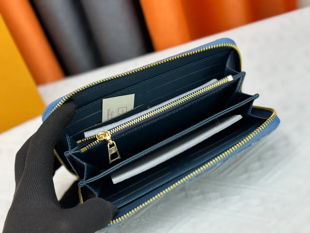 💰140 💎Top Original 🇫🇷 Blue Denim Single Zipper Wallet Series Zippy Zipper Wallet This zipper wallet is reinterpreted in Monogram jacquard denim, using weaving technology to reinterpret Louis Vuitton's iconic Monogram pattern, and create a stonewashed effect. Trimmed in cowhide, this classic wallet features a secure full zipper, three large internal compartments, multiple pockets and 12 credit card slots. Model: M82958 Size: 19.5*10.5*2.5cm.