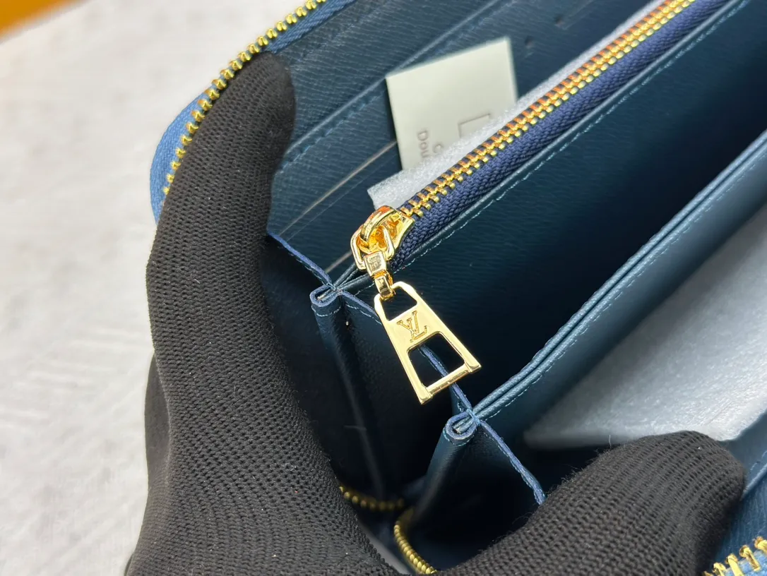 💰140 💎Top Original 🇫🇷 Blue Denim Single Zipper Wallet Series Zippy Zipper Wallet This zipper wallet is reinterpreted in Monogram jacquard denim, using weaving technology to reinterpret Louis Vuitton's iconic Monogram pattern, and create a stonewashed effect. Trimmed in cowhide, this classic wallet features a secure full zipper, three large internal compartments, multiple pockets and 12 credit card slots. Model: M82958 Size: 19.5*10.5*2.5cm.