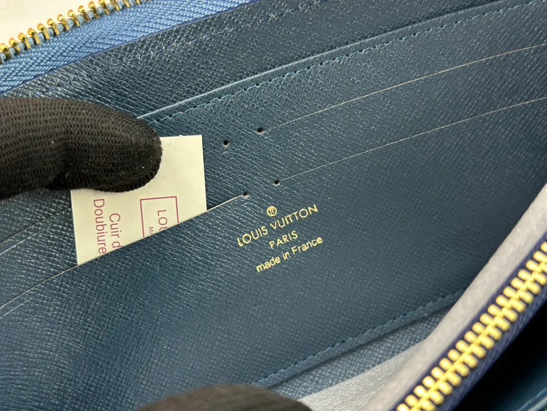 💰140 💎Top Original 🇫🇷 Blue Denim Single Zipper Wallet Series Zippy Zipper Wallet This zipper wallet is reinterpreted in Monogram jacquard denim, using weaving technology to reinterpret Louis Vuitton's iconic Monogram pattern, and create a stonewashed effect. Trimmed in cowhide, this classic wallet features a secure full zipper, three large internal compartments, multiple pockets and 12 credit card slots. Model: M82958 Size: 19.5*10.5*2.5cm.