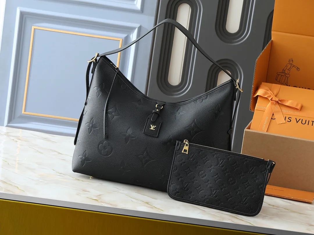💰240💰Upgraded from the original M46197 M46203 M46289 M46292 Louis Vuitton launches a new CarryAll medium handbag, with Monogram canvas and leather trimming to create a body-fitting design. There's a zipped pocket inside the ample space, and a detachable zipped clutch adds a functional element, with a buckle-adjustable handle. Dimensions: 39.0 x 30.0 x 15.0 cm (length x height x width)