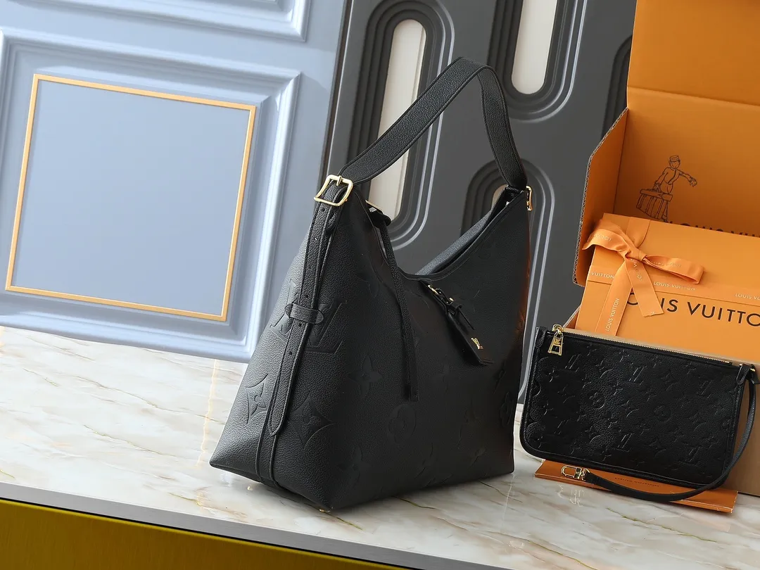 💰240💰Upgraded from the original M46197 M46203 M46289 M46292 Louis Vuitton launches a new CarryAll medium handbag, with Monogram canvas and leather trimming to create a body-fitting design. There's a zipped pocket inside the ample space, and a detachable zipped clutch adds a functional element, with a buckle-adjustable handle. Dimensions: 39.0 x 30.0 x 15.0 cm (length x height x width)