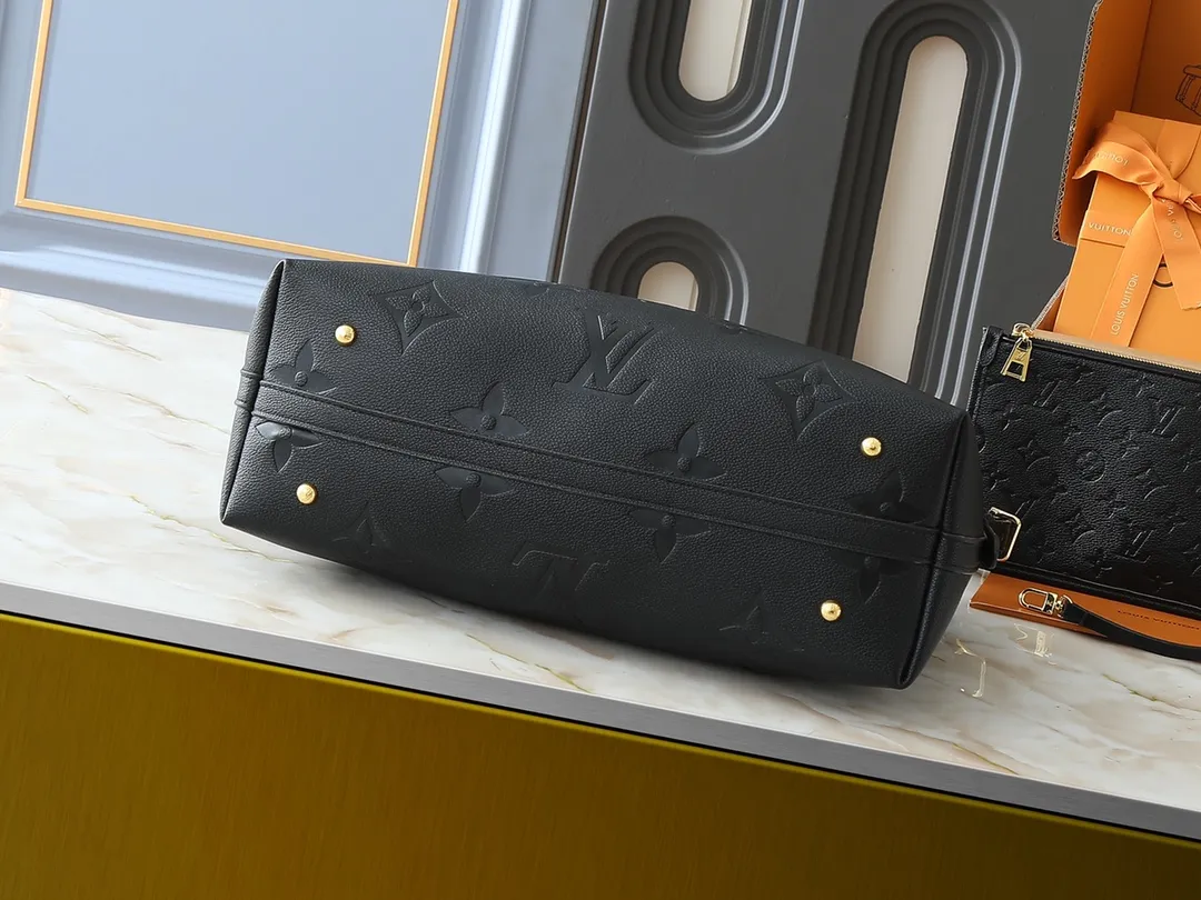 💰240💰Upgraded from the original M46197 M46203 M46289 M46292 Louis Vuitton launches a new CarryAll medium handbag, with Monogram canvas and leather trimming to create a body-fitting design. There's a zipped pocket inside the ample space, and a detachable zipped clutch adds a functional element, with a buckle-adjustable handle. Dimensions: 39.0 x 30.0 x 15.0 cm (length x height x width)