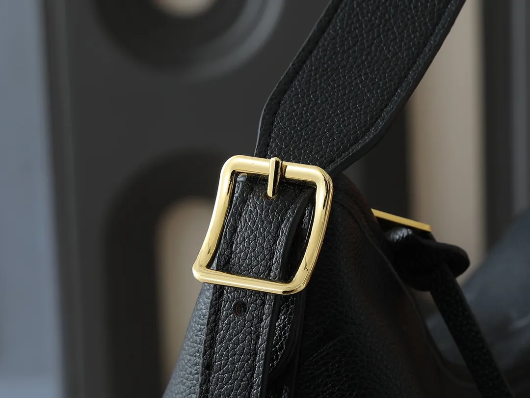 💰240💰Upgraded from the original M46197 M46203 M46289 M46292 Louis Vuitton launches a new CarryAll medium handbag, with Monogram canvas and leather trimming to create a body-fitting design. There's a zipped pocket inside the ample space, and a detachable zipped clutch adds a functional element, with a buckle-adjustable handle. Dimensions: 39.0 x 30.0 x 15.0 cm (length x height x width)
