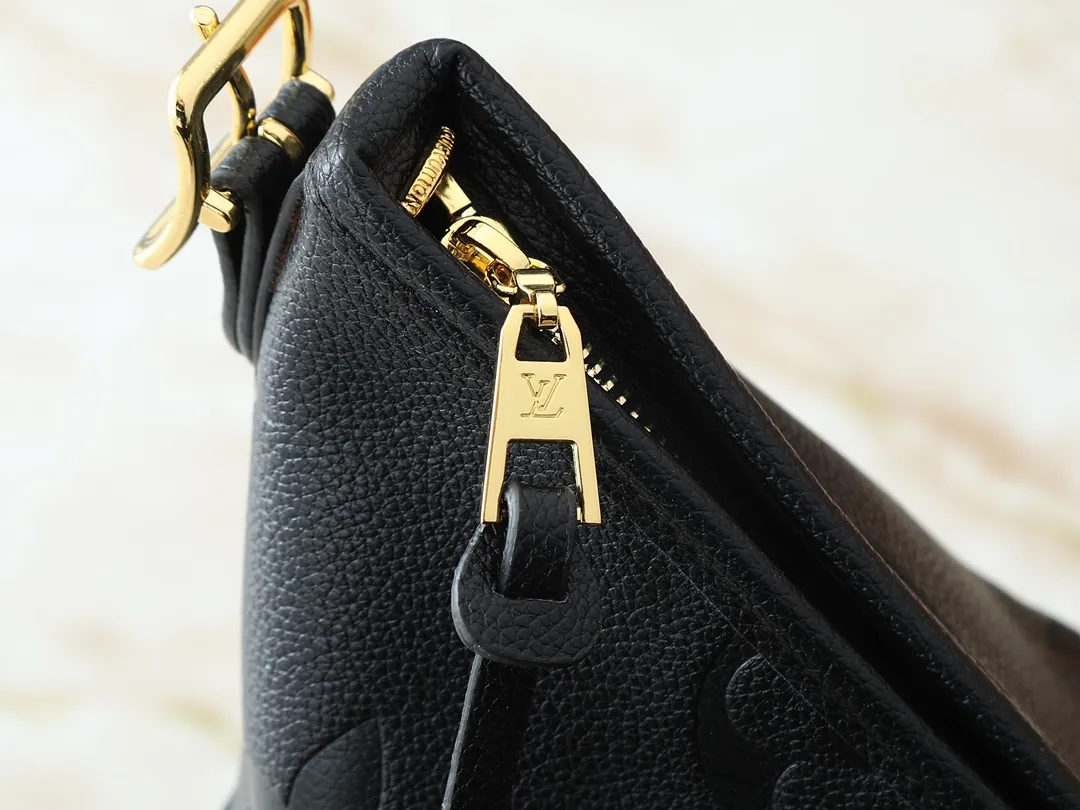 💰240💰Upgraded from the original M46197 M46203 M46289 M46292 Louis Vuitton launches a new CarryAll medium handbag, with Monogram canvas and leather trimming to create a body-fitting design. There's a zipped pocket inside the ample space, and a detachable zipped clutch adds a functional element, with a buckle-adjustable handle. Dimensions: 39.0 x 30.0 x 15.0 cm (length x height x width)