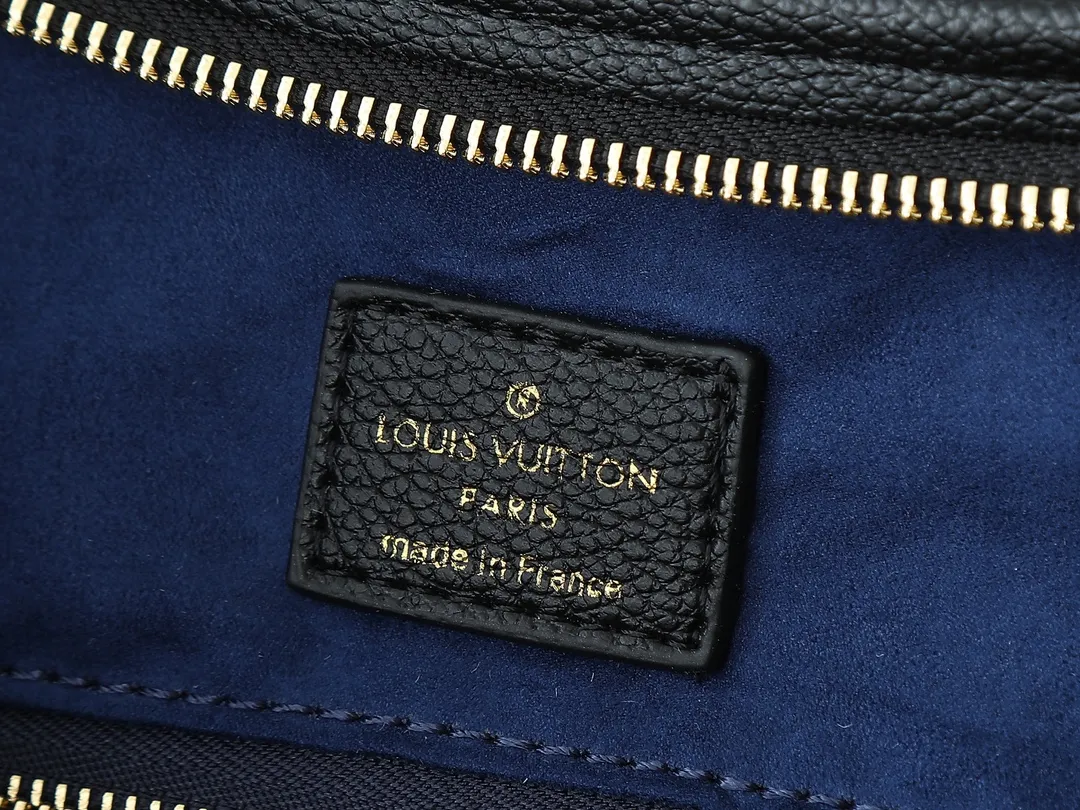 💰240💰Upgraded from the original M46197 M46203 M46289 M46292 Louis Vuitton launches a new CarryAll medium handbag, with Monogram canvas and leather trimming to create a body-fitting design. There's a zipped pocket inside the ample space, and a detachable zipped clutch adds a functional element, with a buckle-adjustable handle. Dimensions: 39.0 x 30.0 x 15.0 cm (length x height x width)