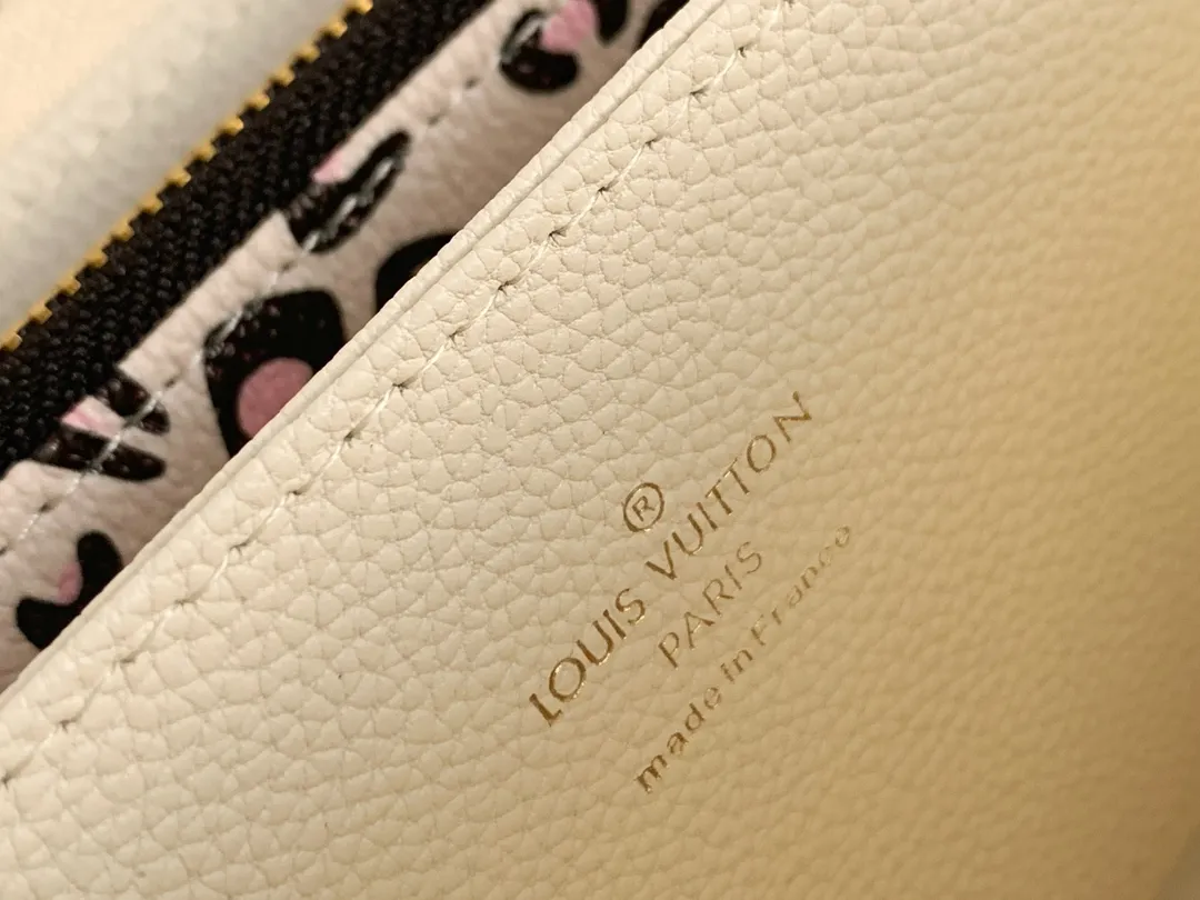 💰150 💎 Top quality original, exclusive for overseas supply 👍 Made of soft calfskin, the Zippy Lockme wallet combines the iconic design of the zipper wallet with the distinctive elements of the fashion series: LV lettering and a front pocket for easy access to tickets and other items. Reliable wrap-around zipper design with multiple interior pockets and compartments. Model: M80680 Dimensions: 19.5 x 10.0 x 2.5 cm