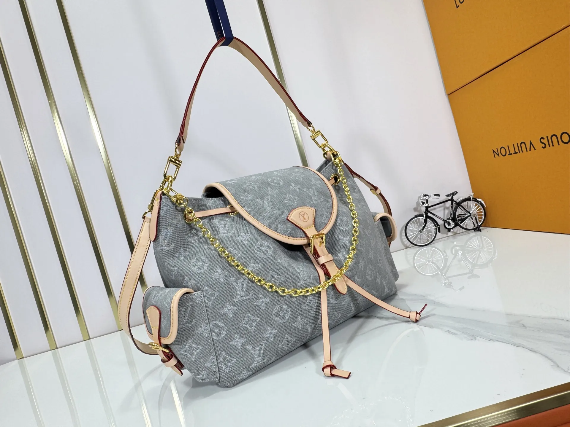 P300 M25085 M45501 upgraded original LV has been planted again! One shoulder ❥. Japanese second-hand vintagev presbyopic Takashi Murakami limited edition Vivian LV presbyopic limited edition! Super beautiful! Many Internet celebrities and trendy people are carrying this bag on one shoulder and across the body. It looks simple and looks very classy when paired with it! Really fascinated by the appearance. Size: 32*11*23cm